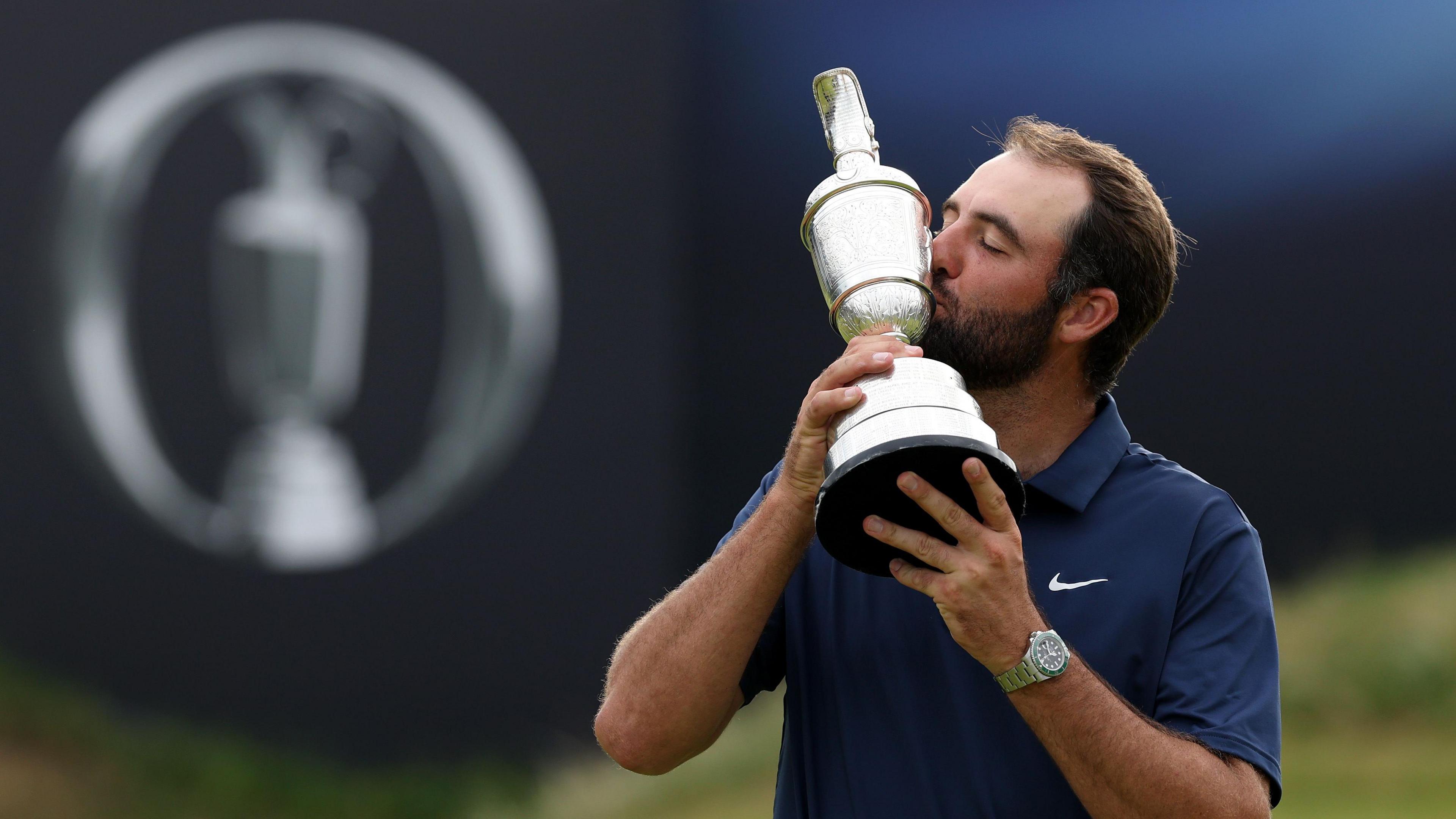 Scottie Scheffler kisses the Claret Jug