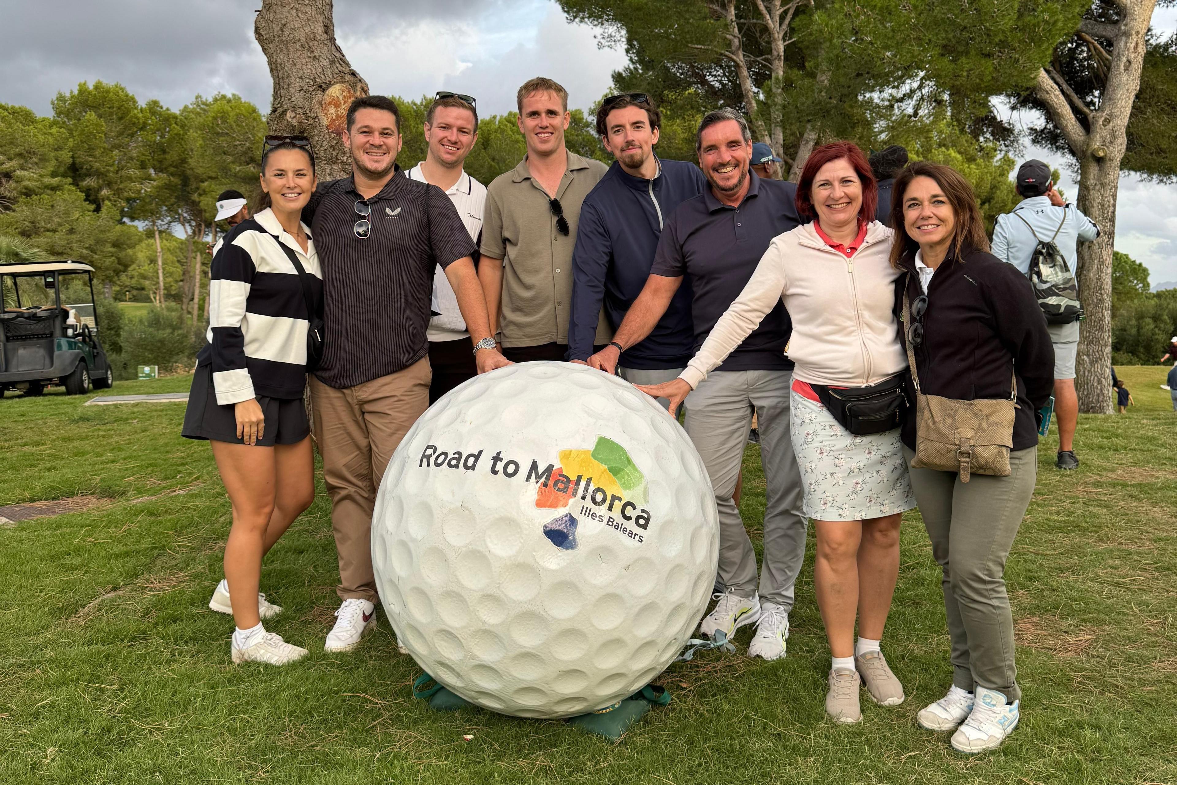 Beth a Russell gyda dylanwadwyr a newyddiadurwyr eraill