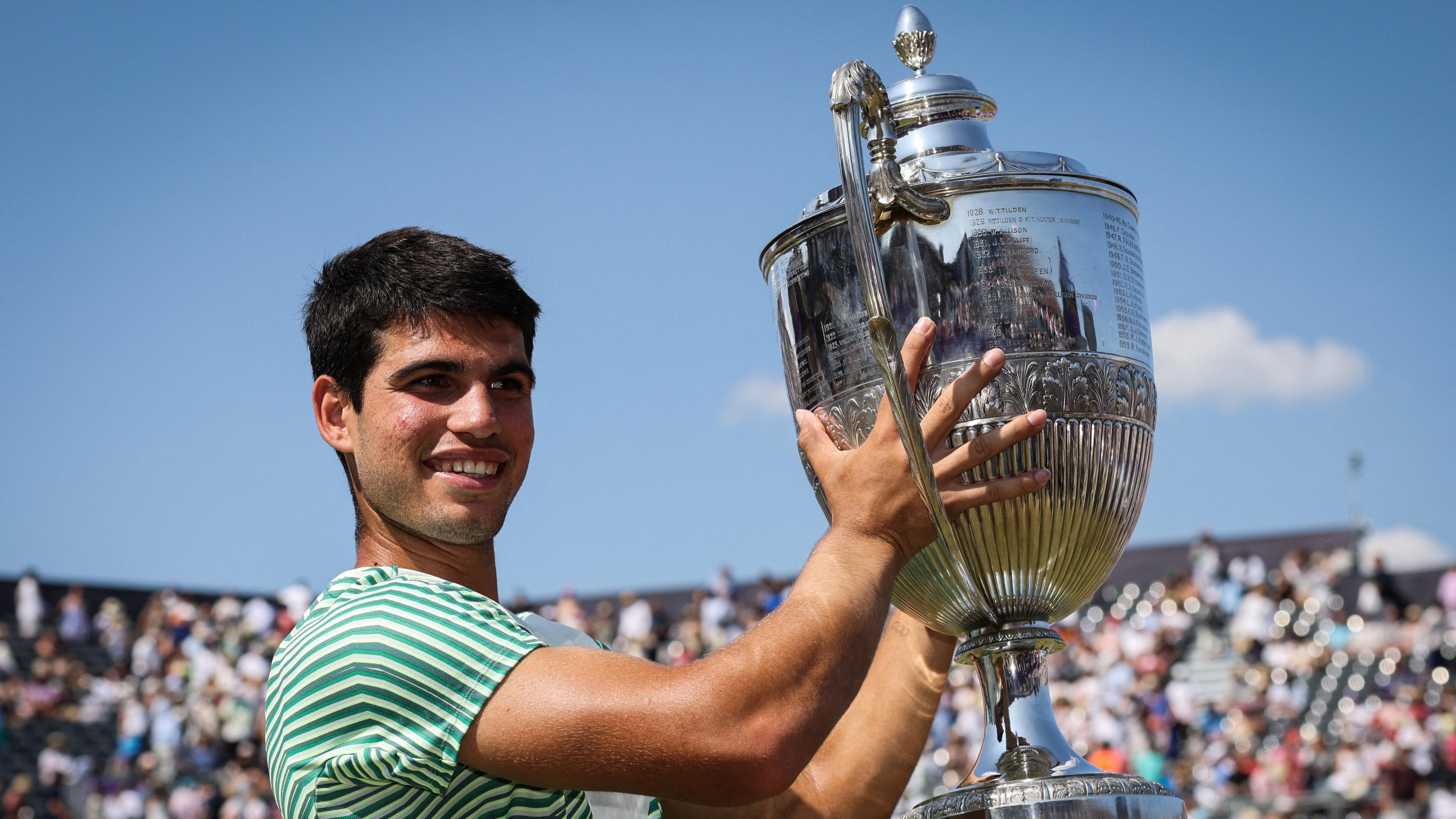 Carlos Alcaraz with the Queen's trophy in 2023