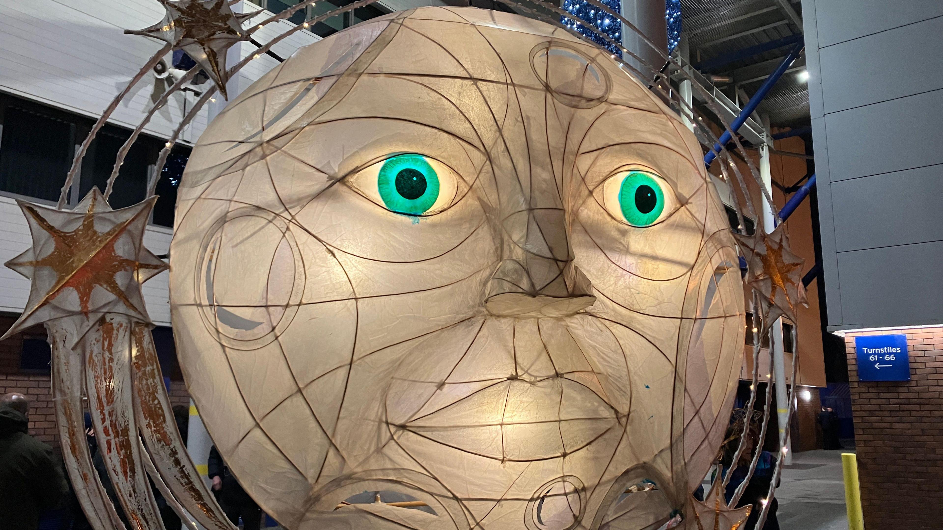 A moon face lantern 