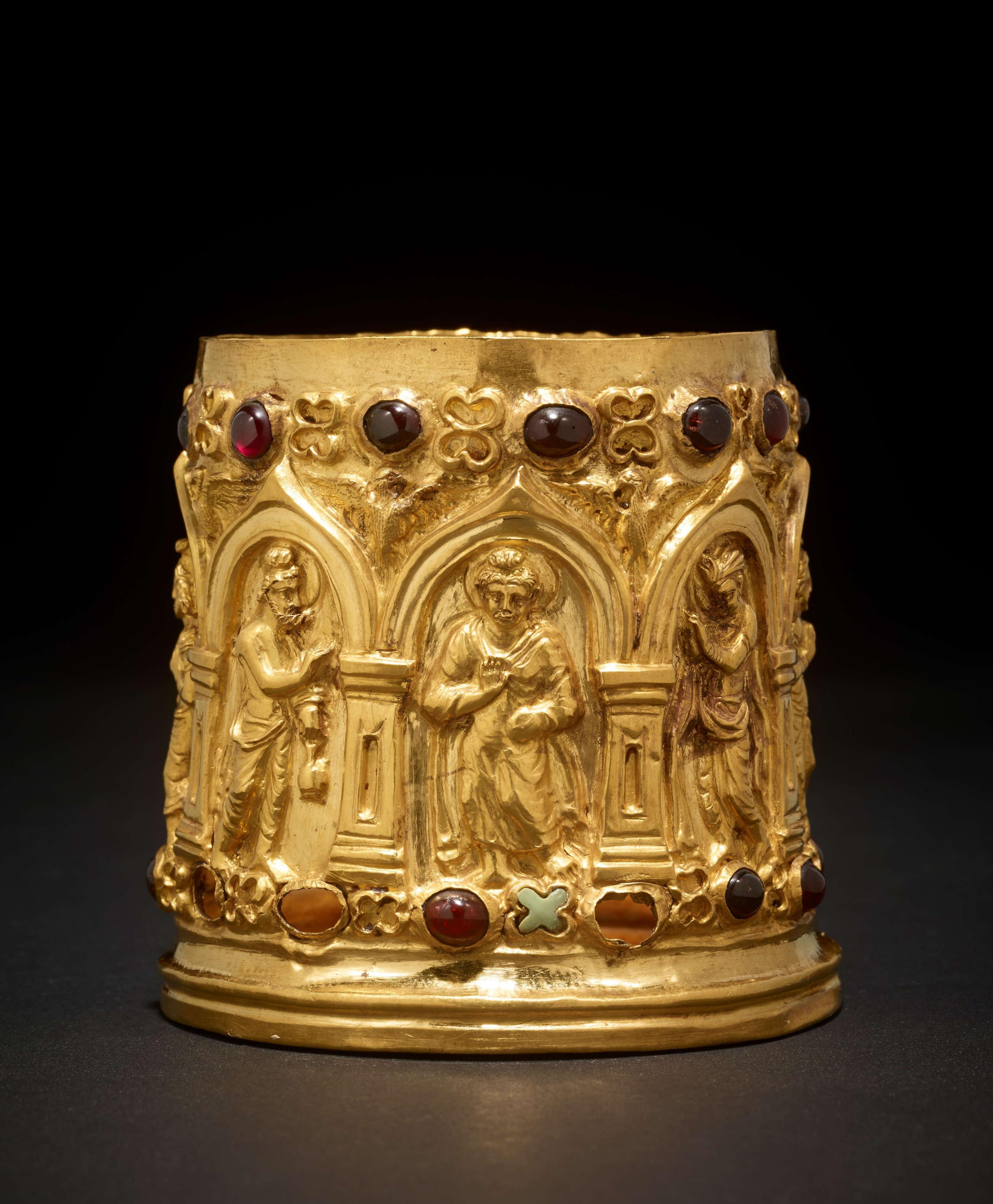 Bimaran casket, about 1st century AD. The Buddha stands with his right hand
raised in the gesture of reassurance and is flanked by the gods Indra (right)
and Brahma (left).