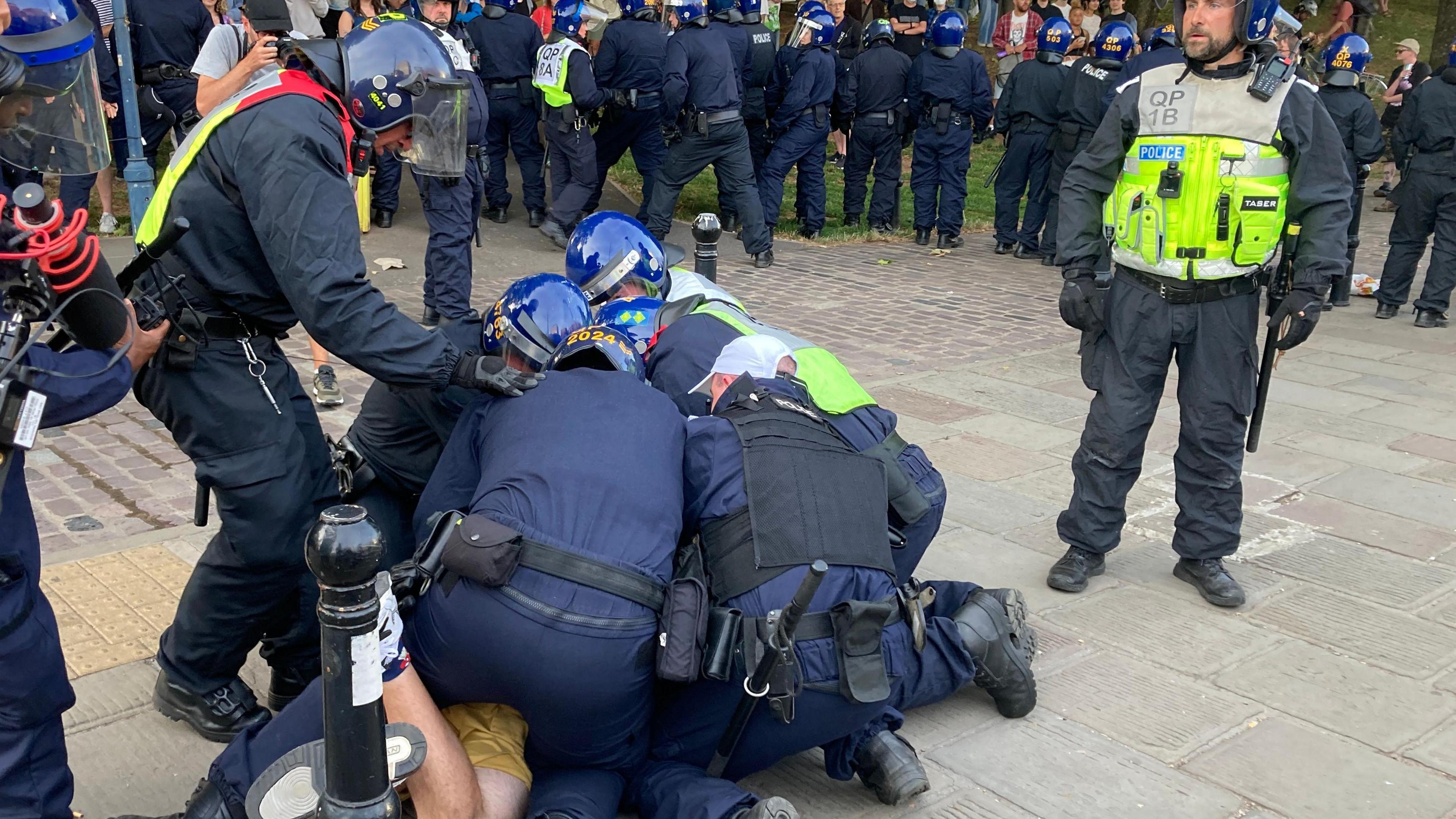 Police arresting protesters