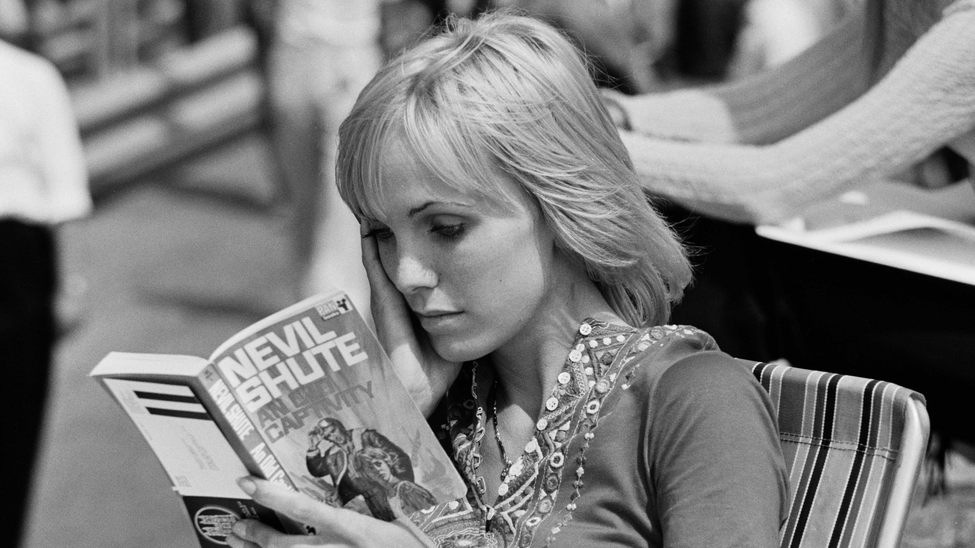 Sally Courage, the wife of Piers Courage, reading a novel at the 1970 Dutch Grand Prix
