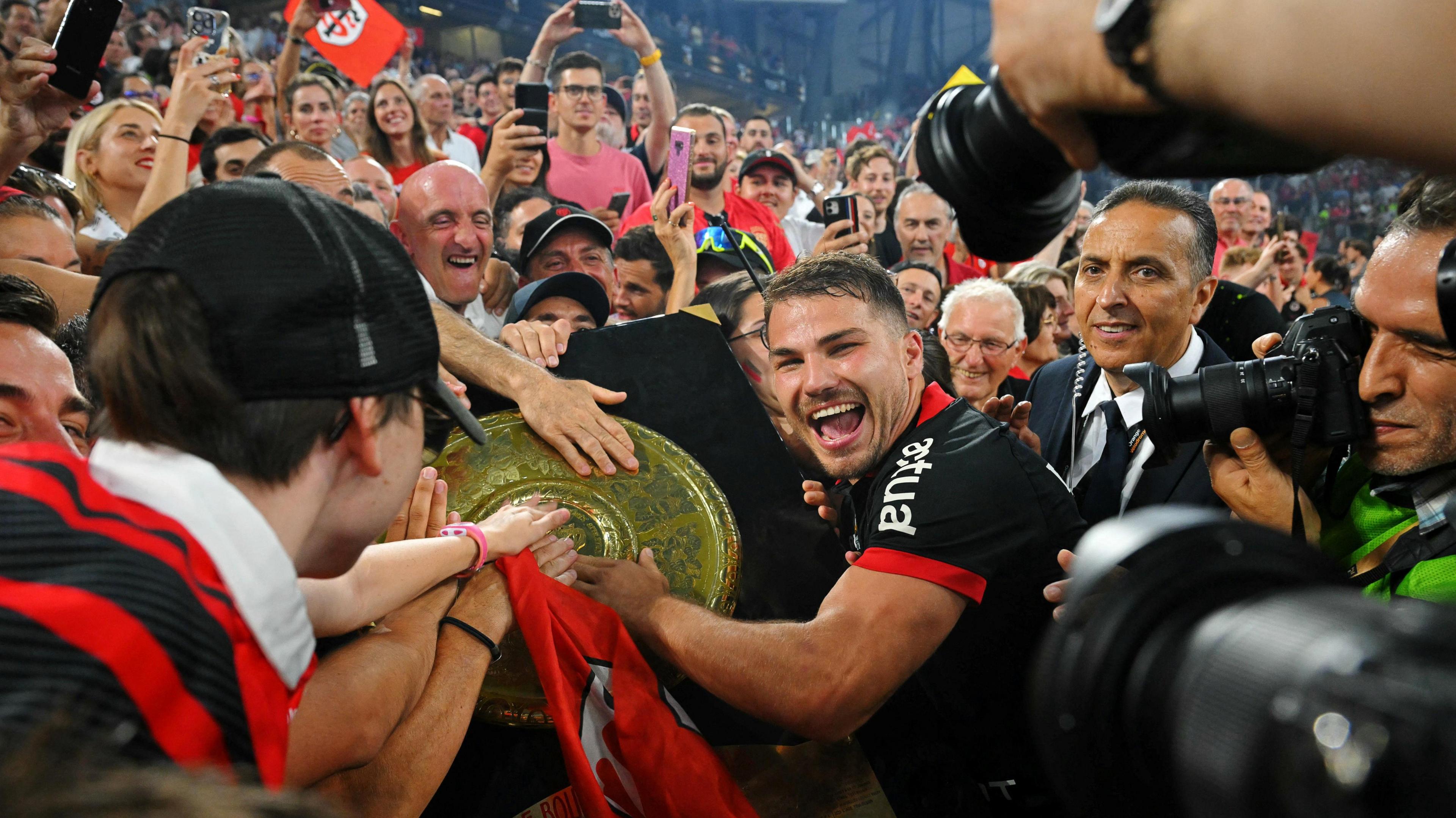 Antoine Dupont shares the Top 14 trophy with the Toulouse fans