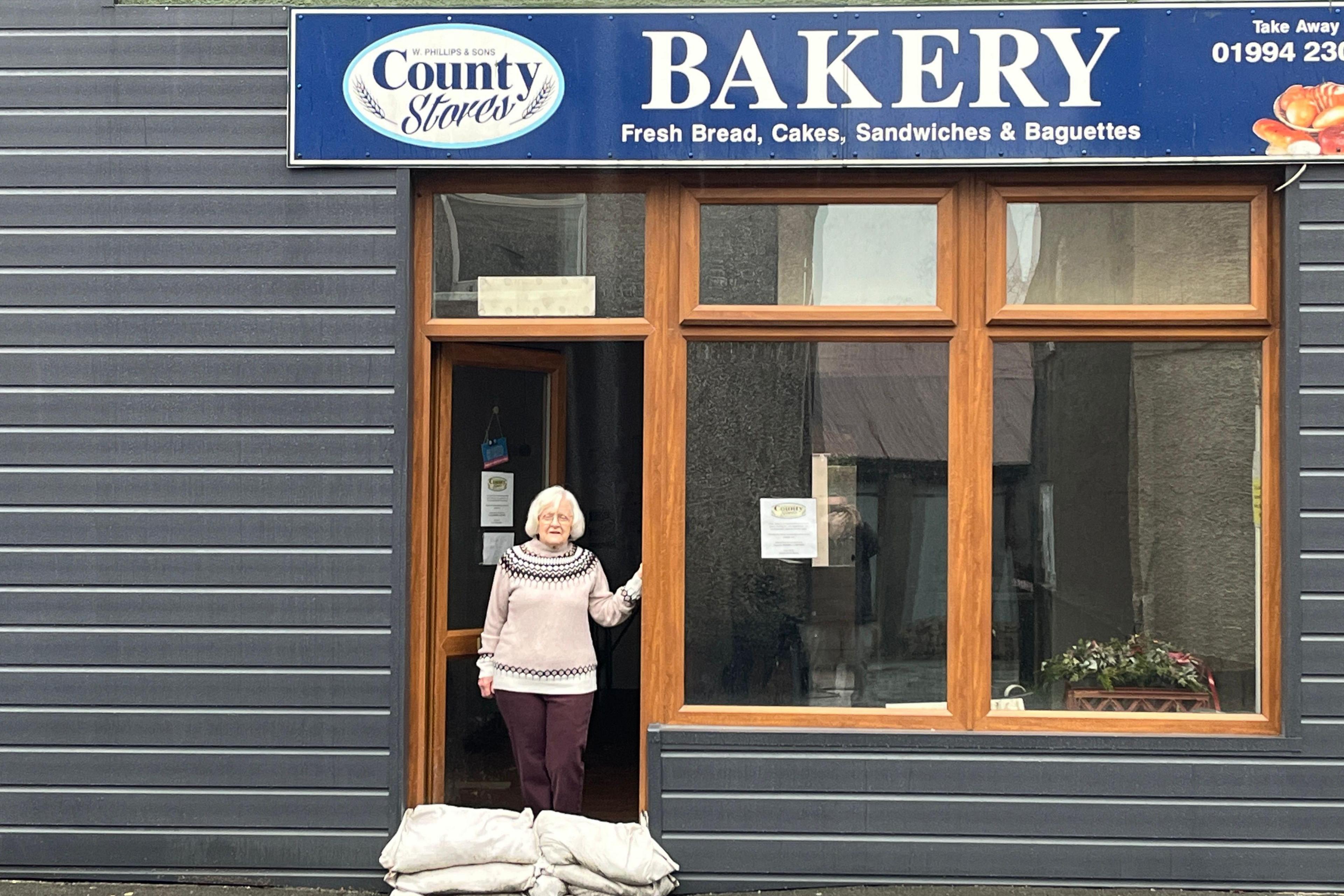 Sheila Phillips tu allan i County Stores