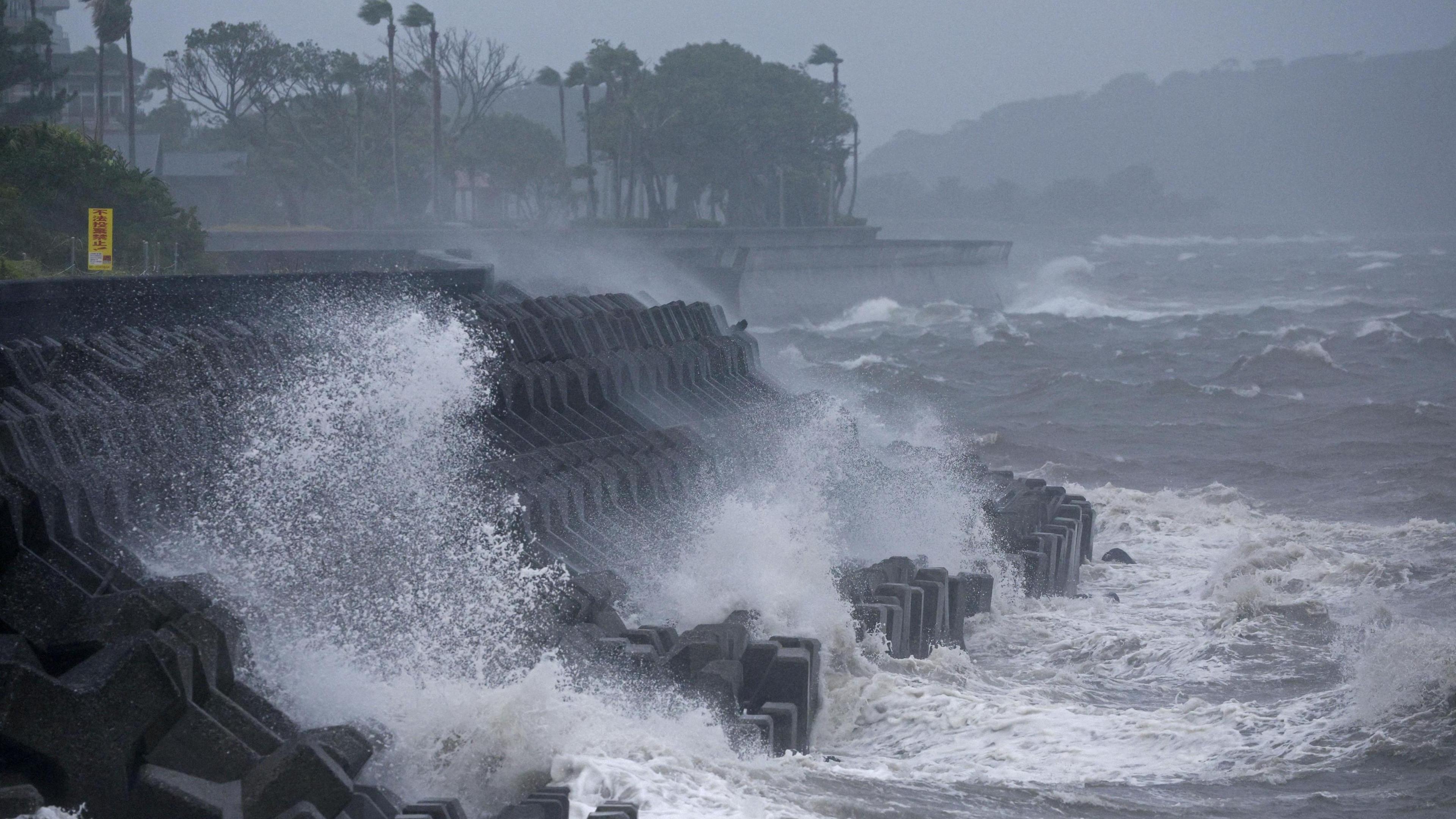 High waves on the shore