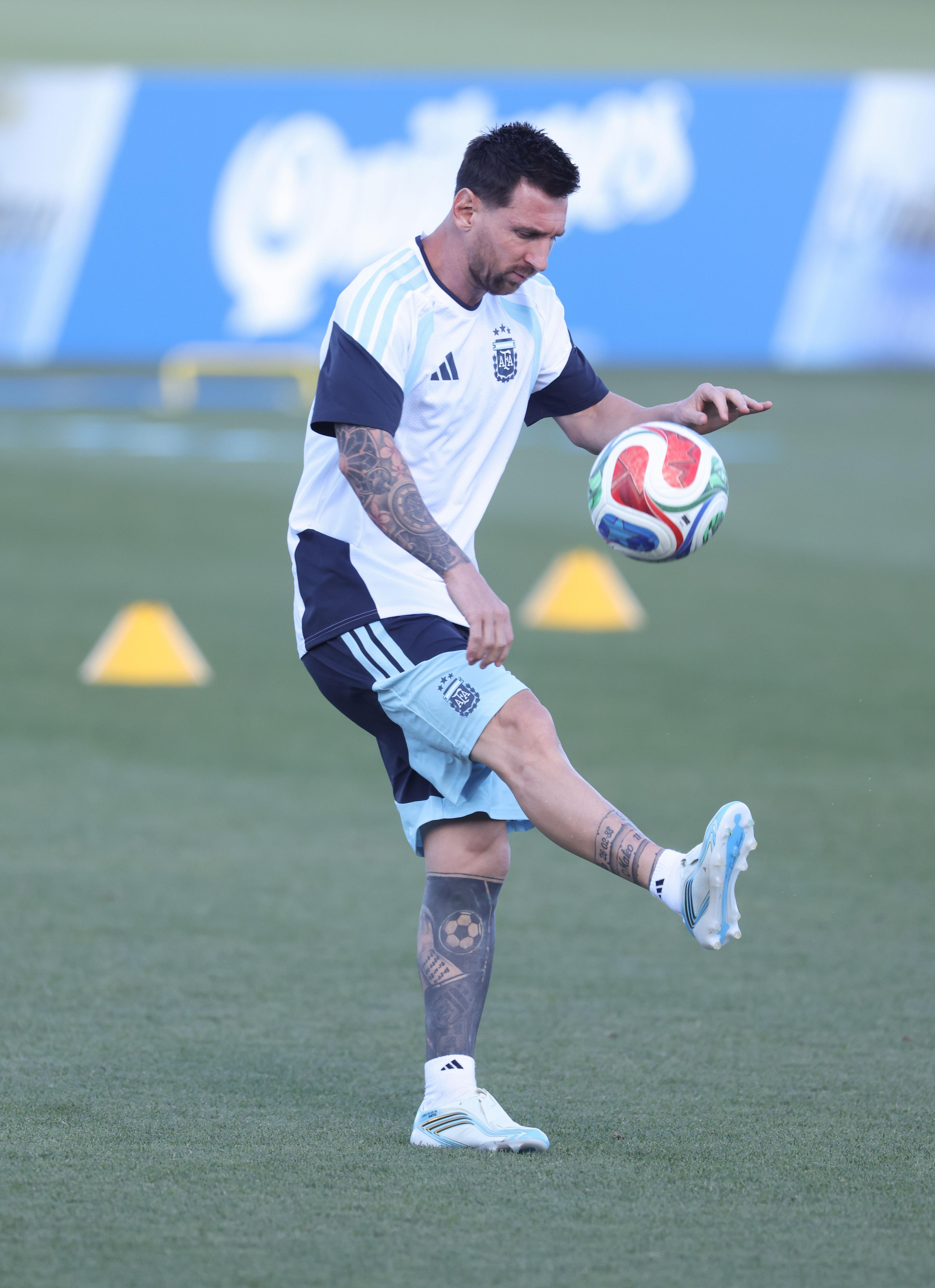 Messi juggling a football in Argentina training