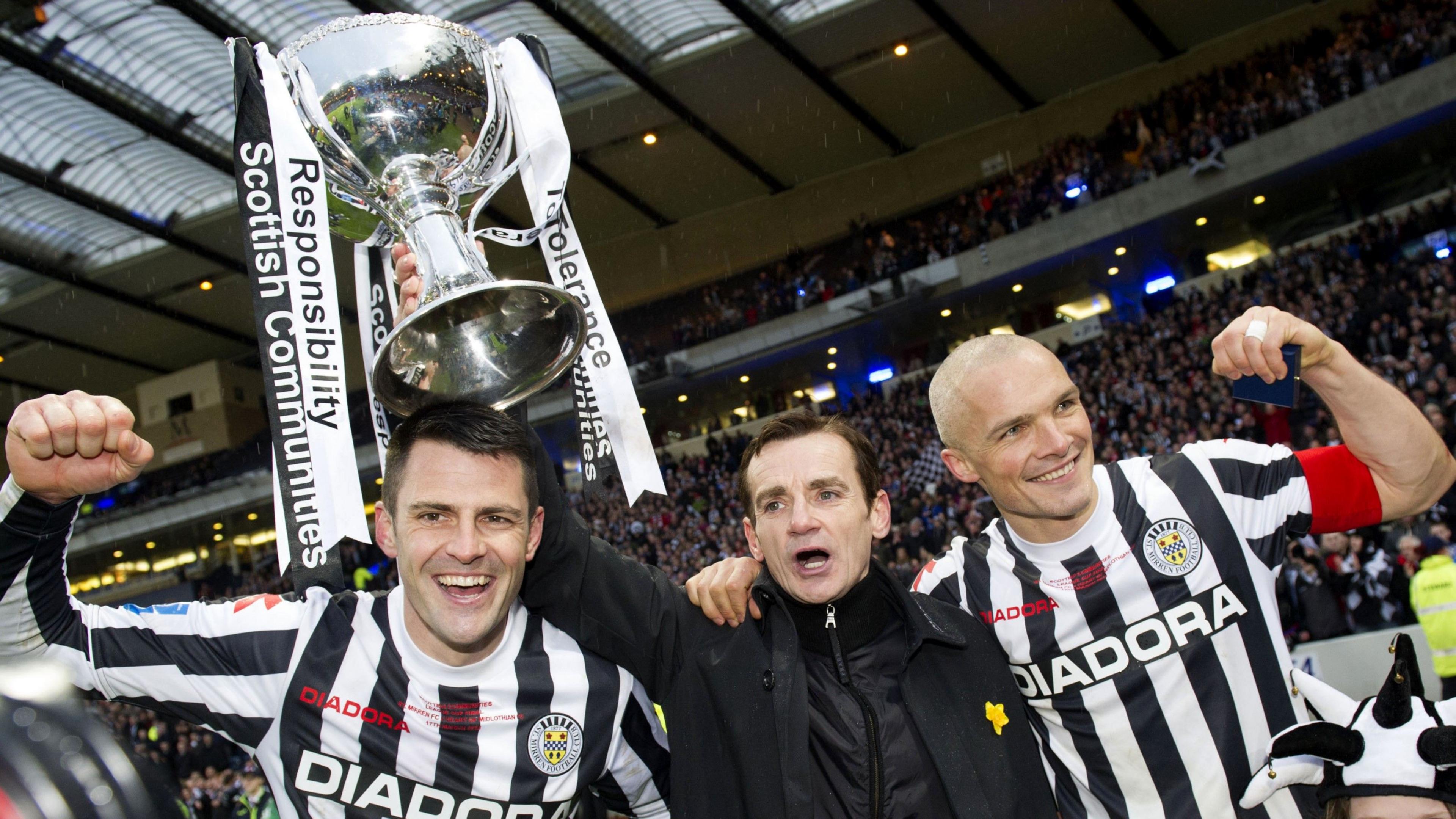 St Mirren manager Danny Lennon (centre) with scorer Steven Thompson (left) and captain Jim Goodwin