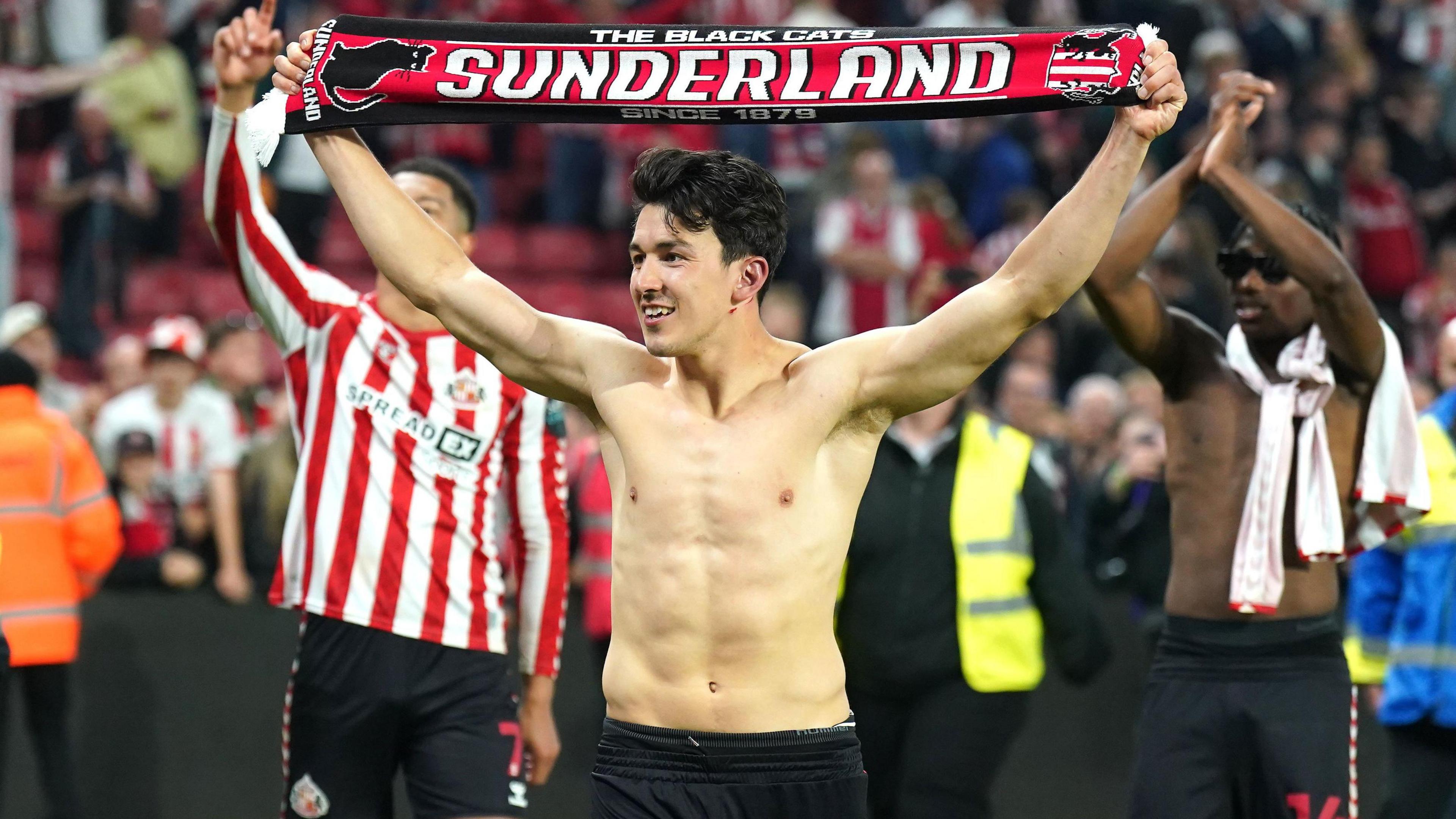 Luke O'Nien celebrates with a Sunderland scarf