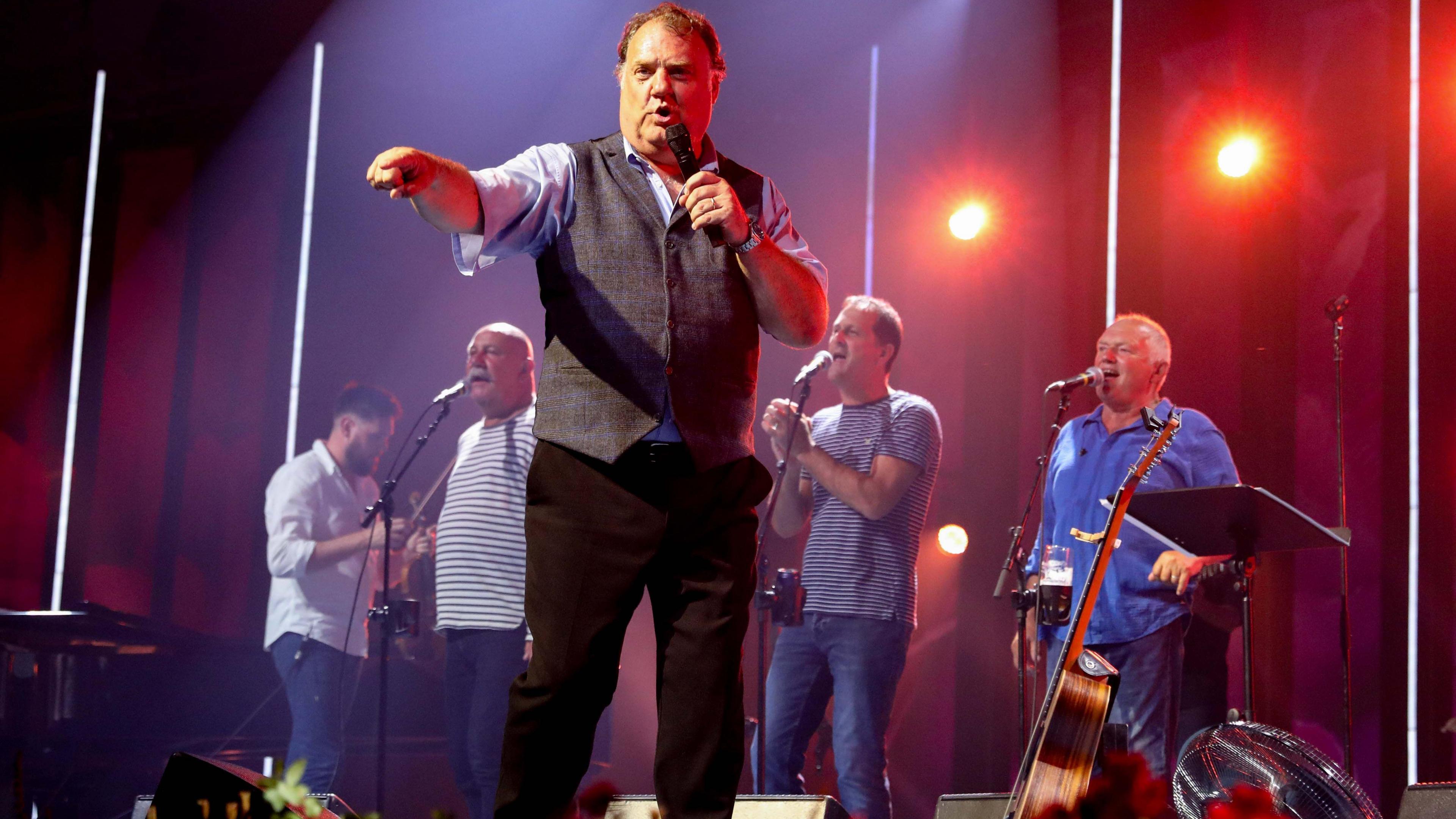 Bryn Terfel yn perfformio ar lwyfan Pafiliwn Llangollen gyda Fishermen's Friends