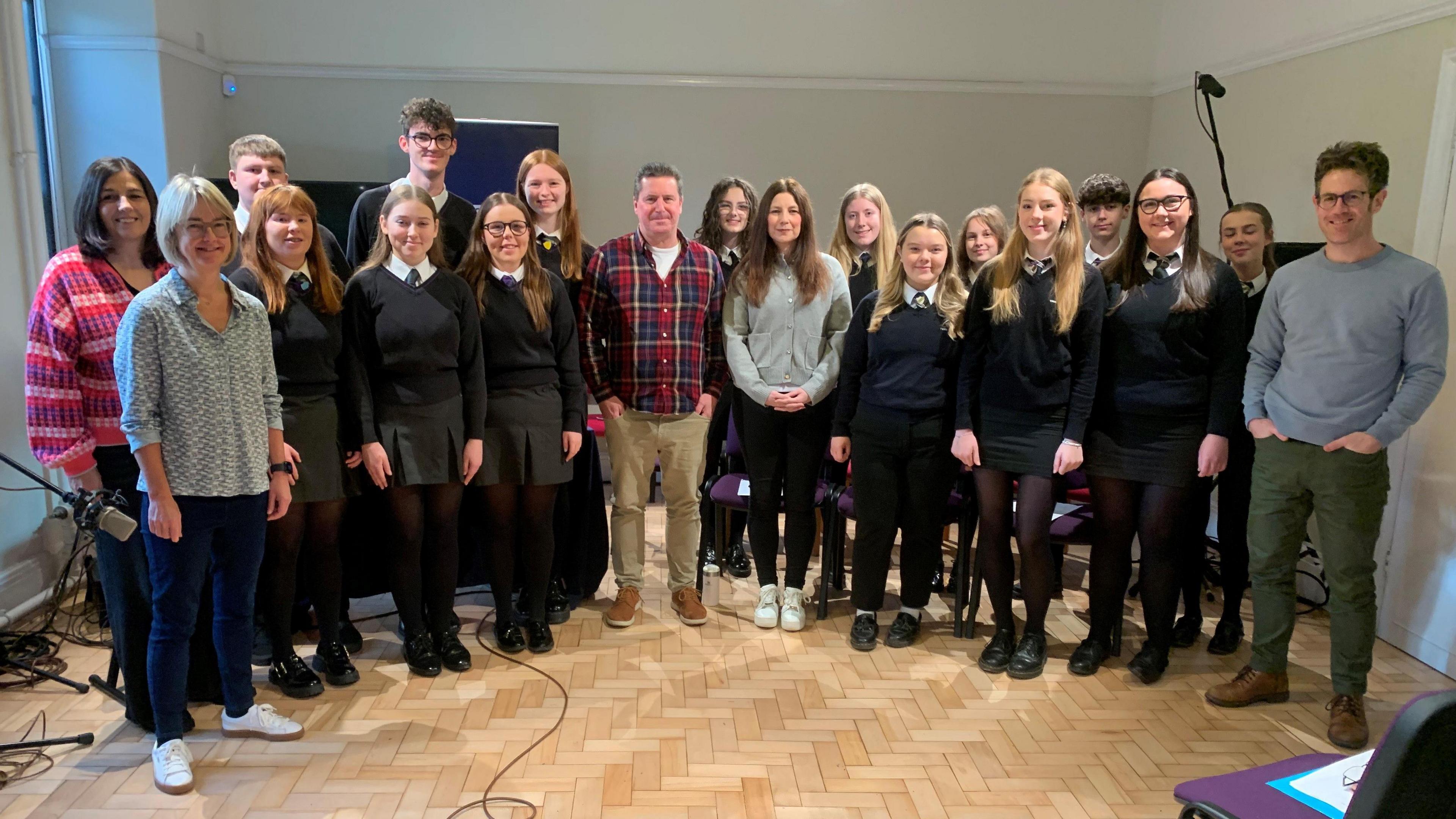 Lowri gyda thimau'r Talwrn