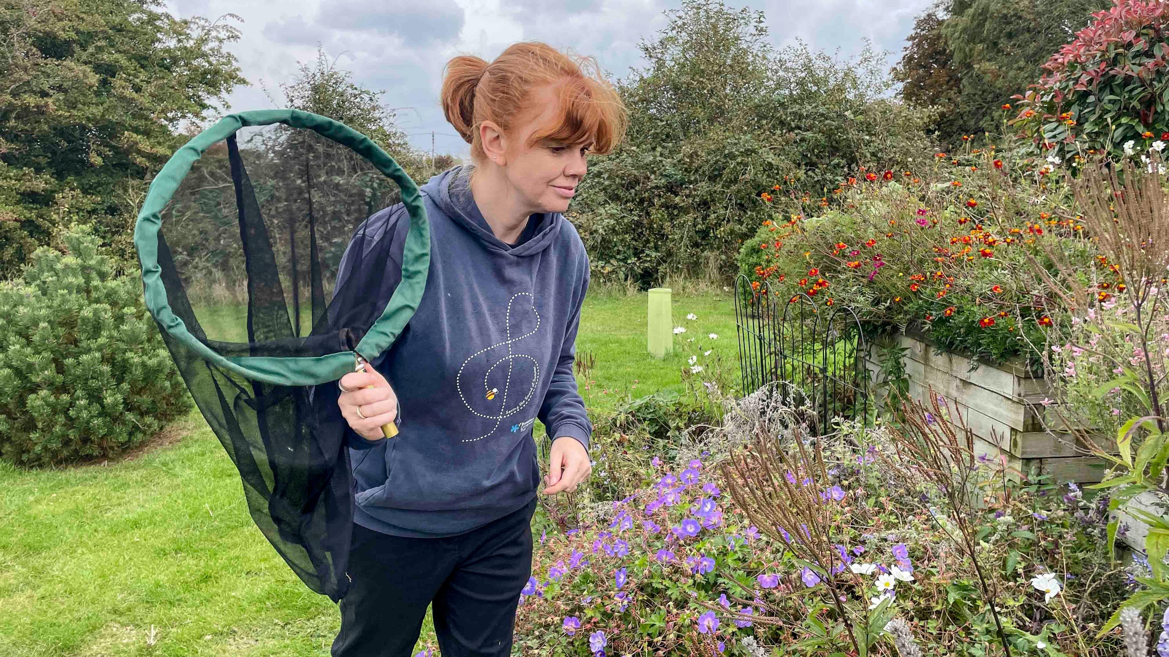 Dr Nikki Gammans carries out a bumblebee survey 