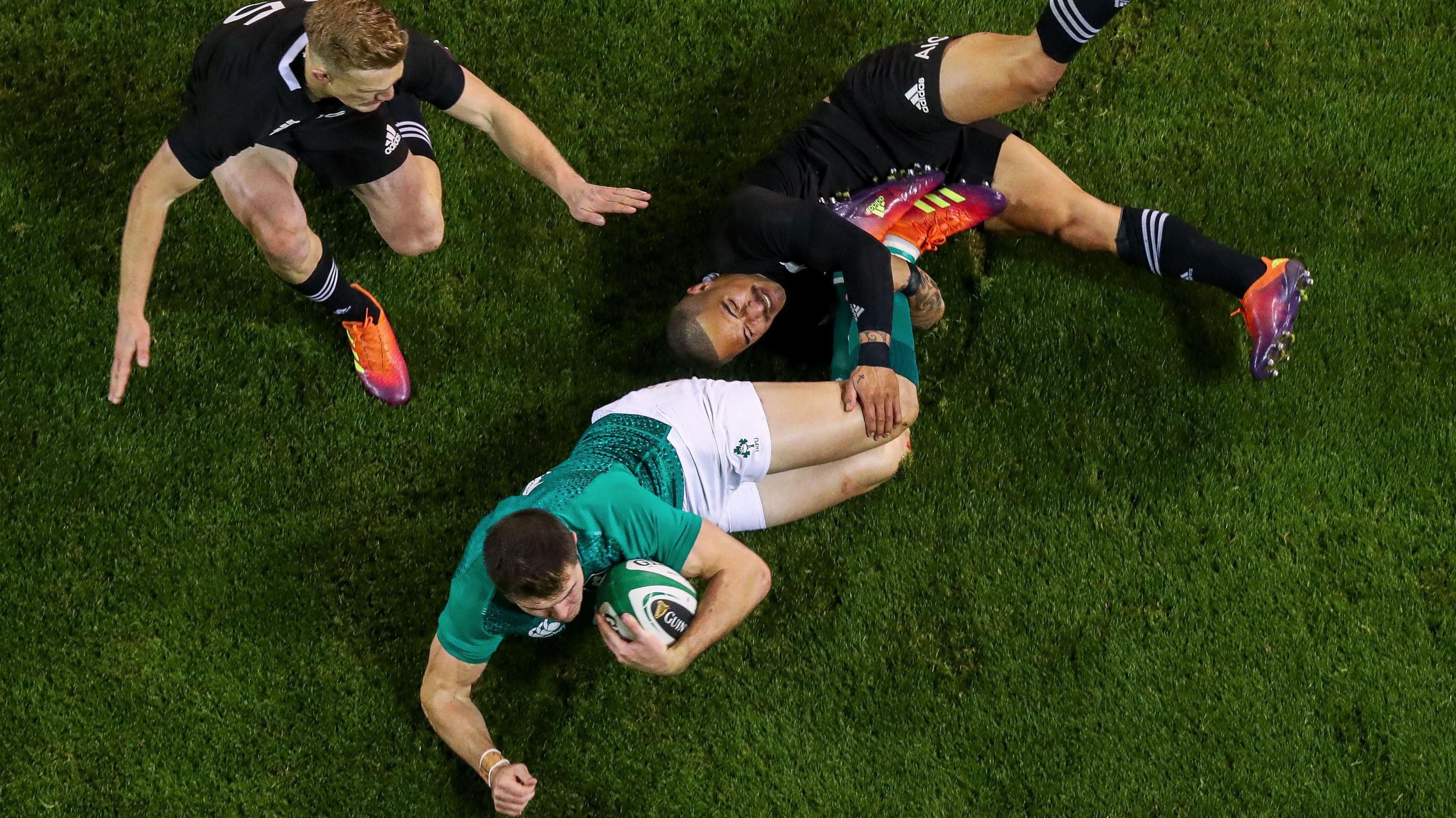 Jacob Stockdale scores a try against New Zealand at the Aviva Stadium in 2018