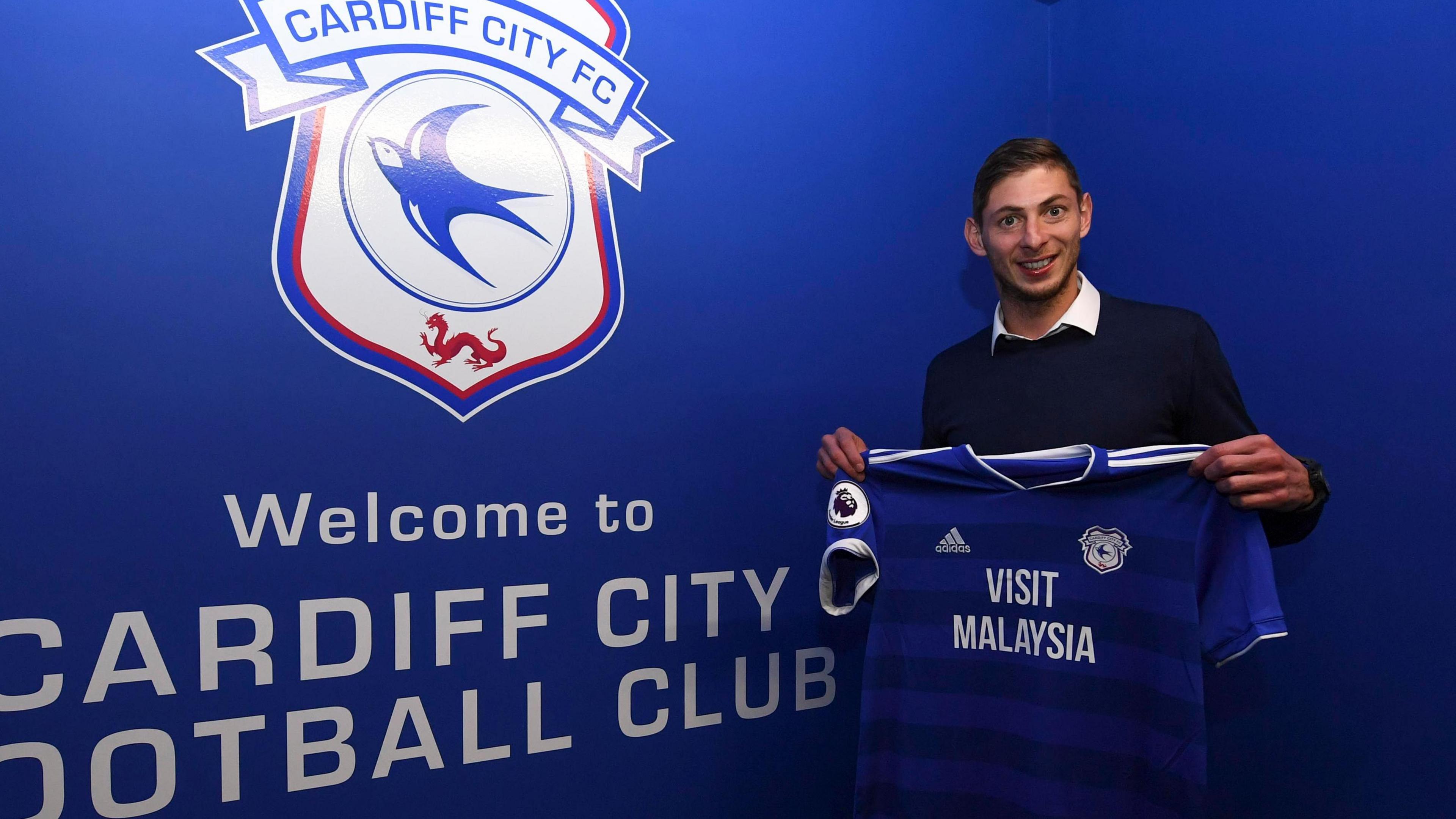 Emiliano Sala holds a Cardiff shirt after signing for the club in 2019
