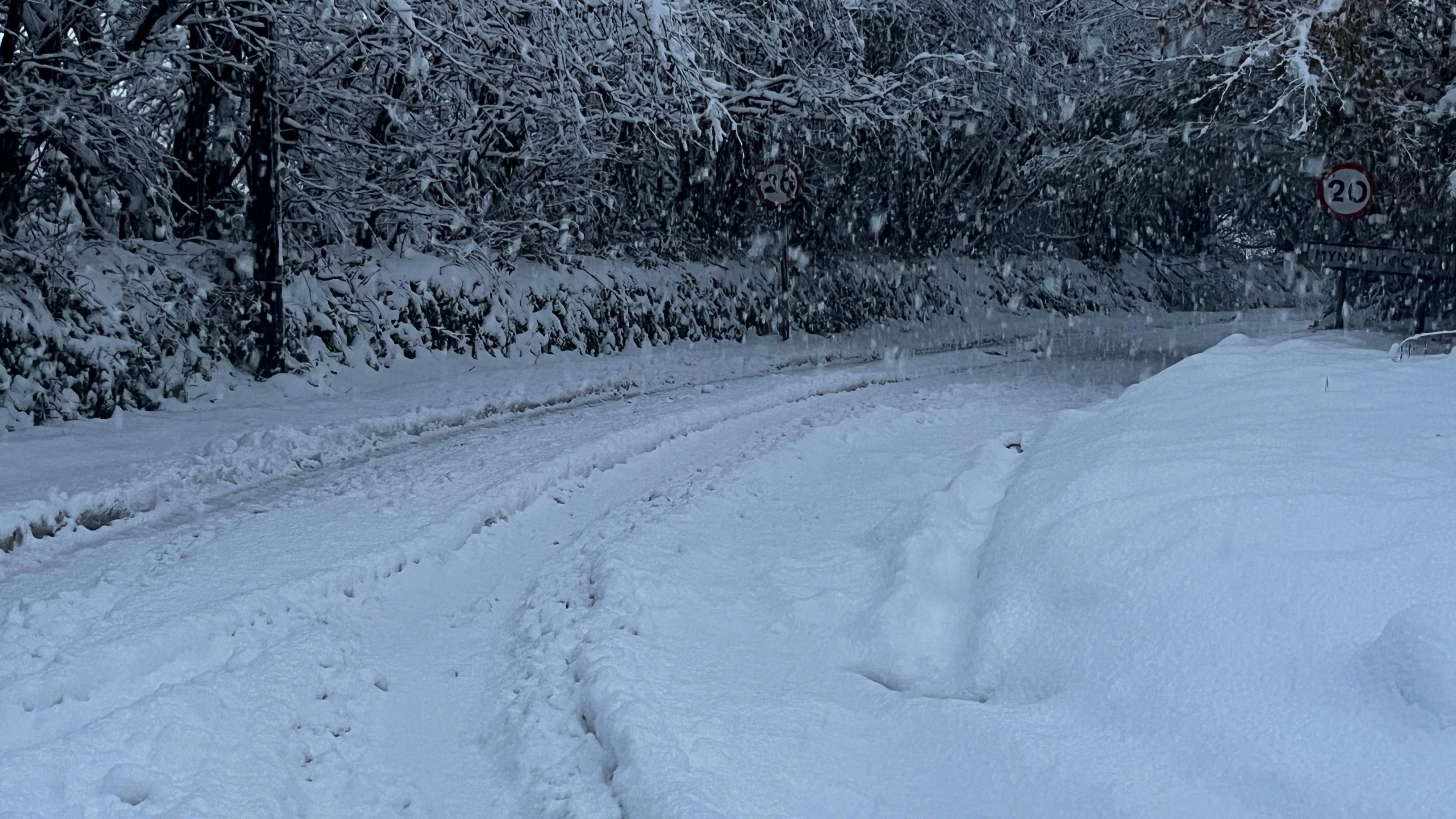  trwch o eira ym Mynachlogddu