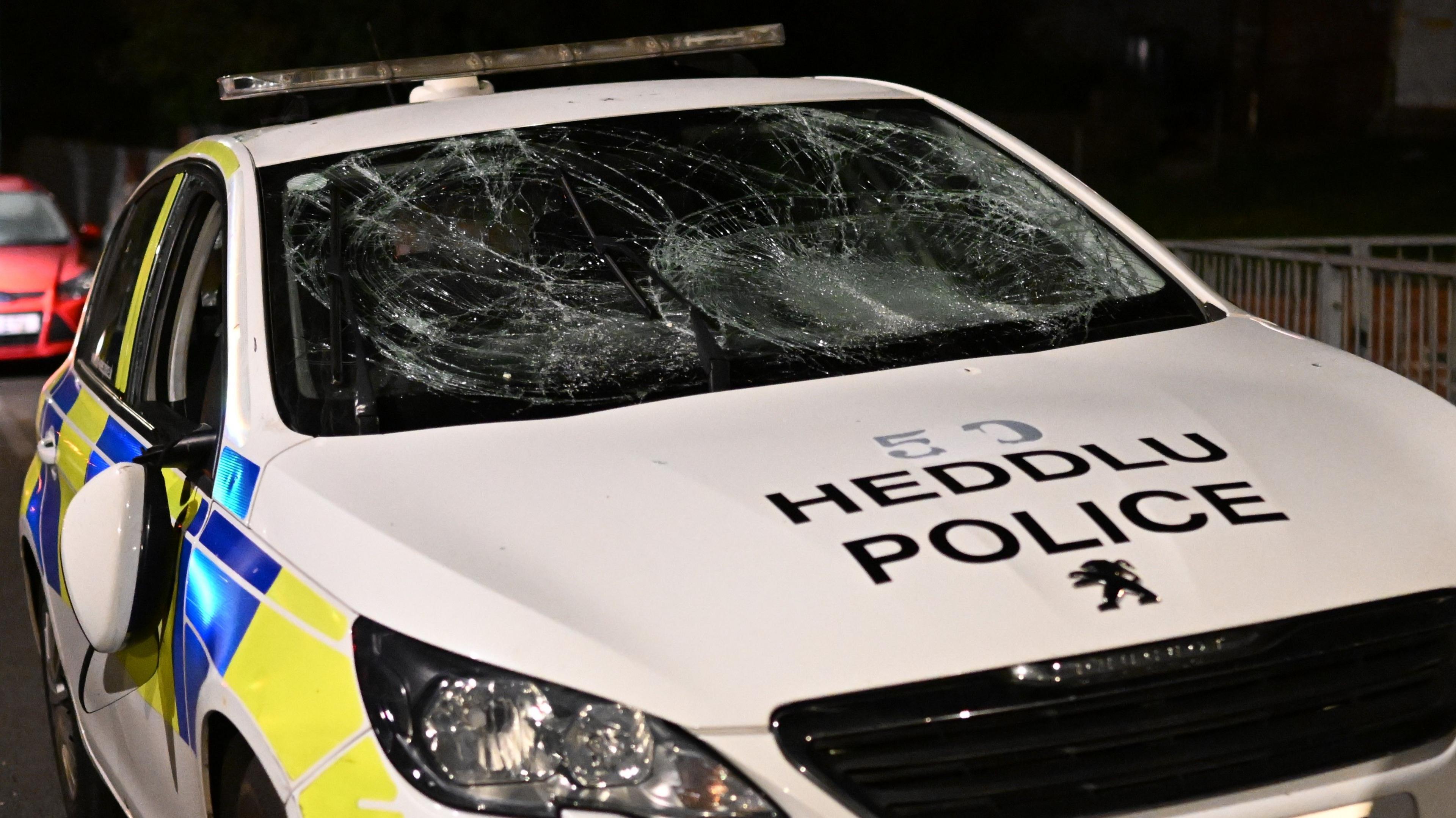 Car heddlu wedi ei ddifrodi
