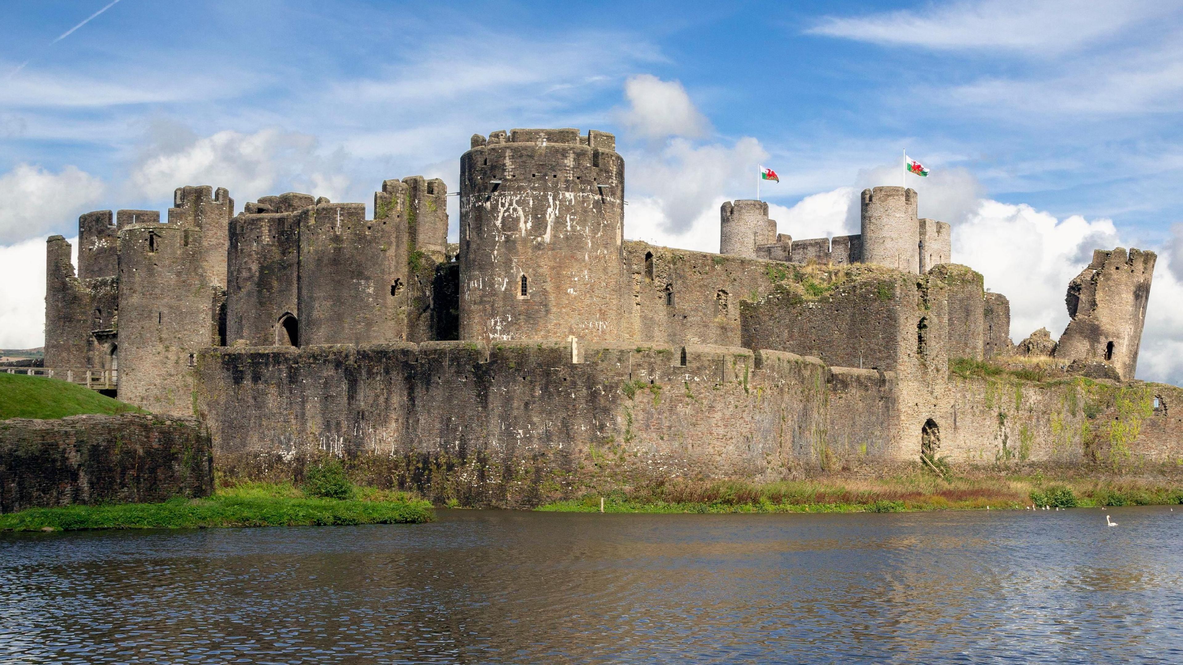 Llun o gastell Caerffili ar ddiwrnod braf