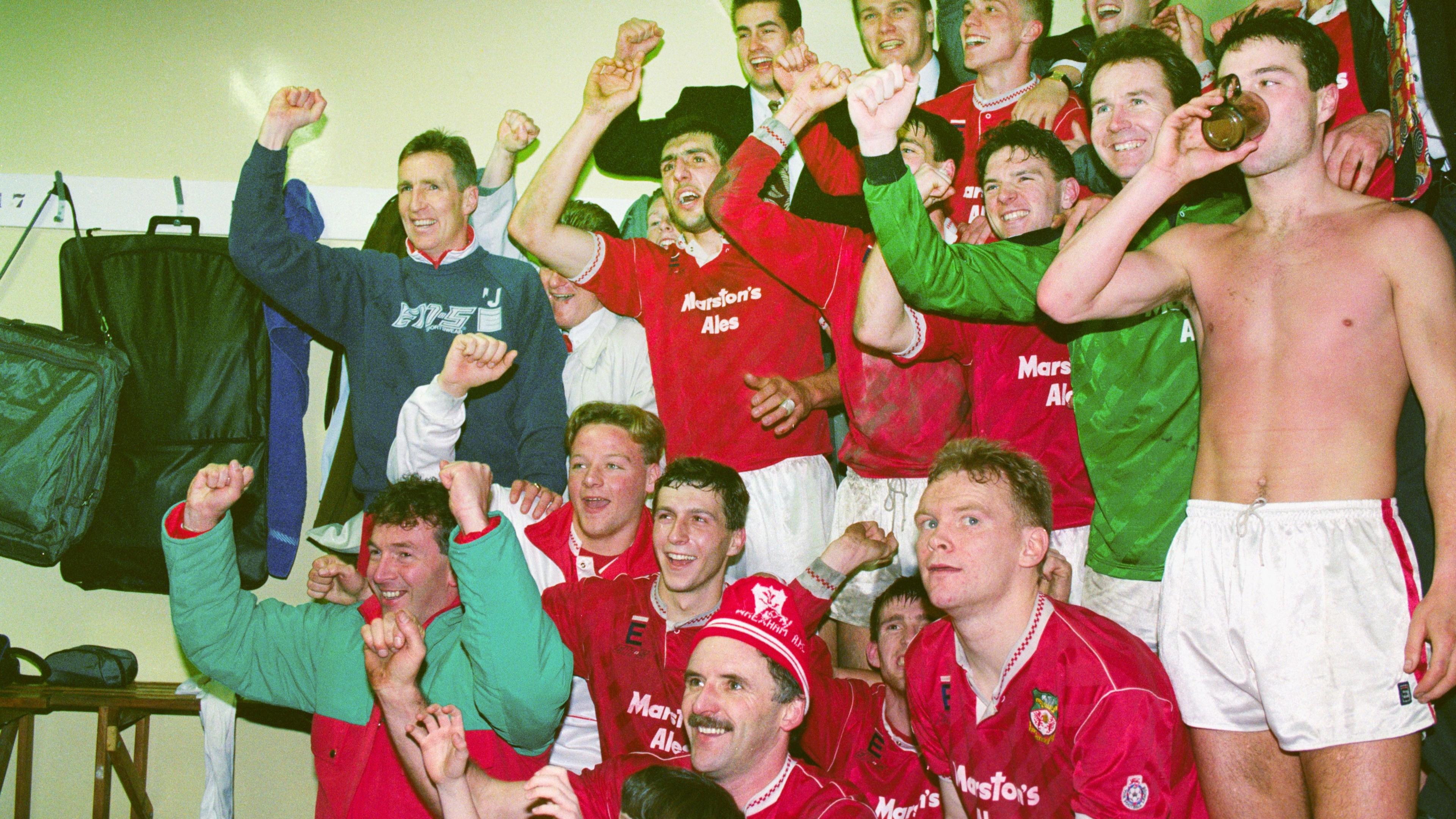 Joey Jones (chwith, ail res) yn dathlu ar ôl i Wrecsam drechu Arsenal yng Nghwpan FA Lloegr