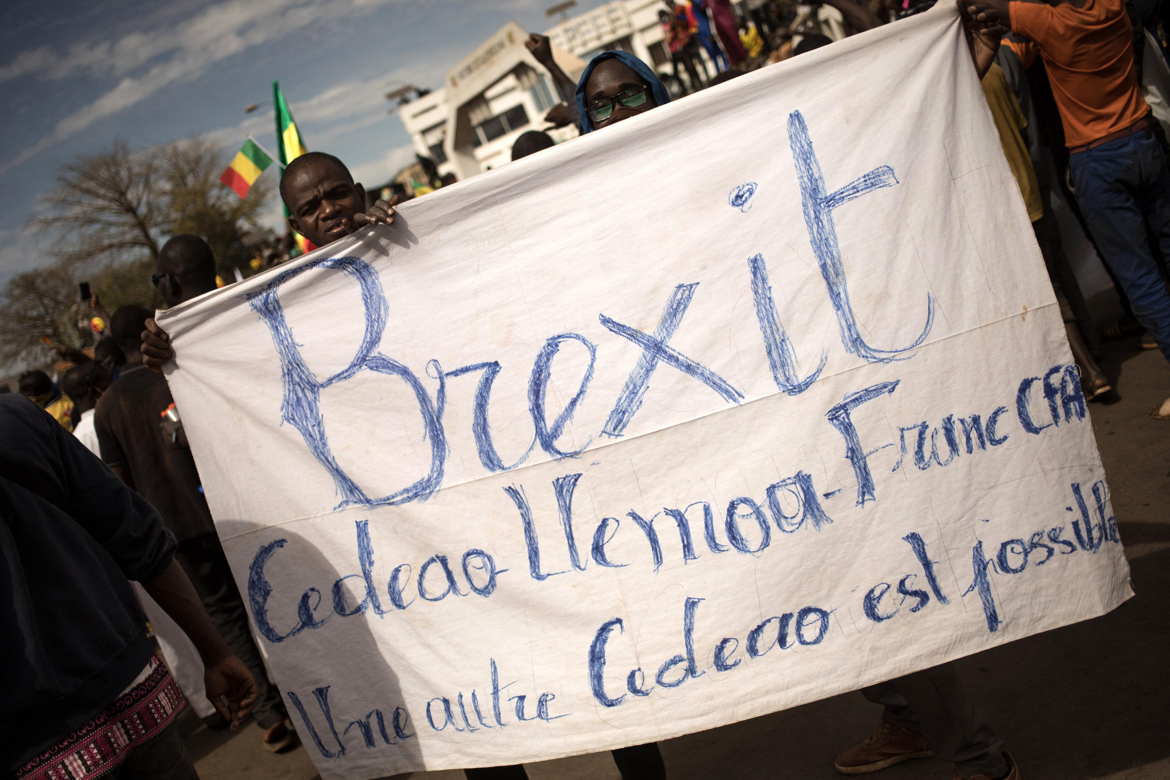 Young demonstrators hold a banner calling for a "Brexit" from the Economic Community of West African States during a protest in Bamako on 14 January 2022