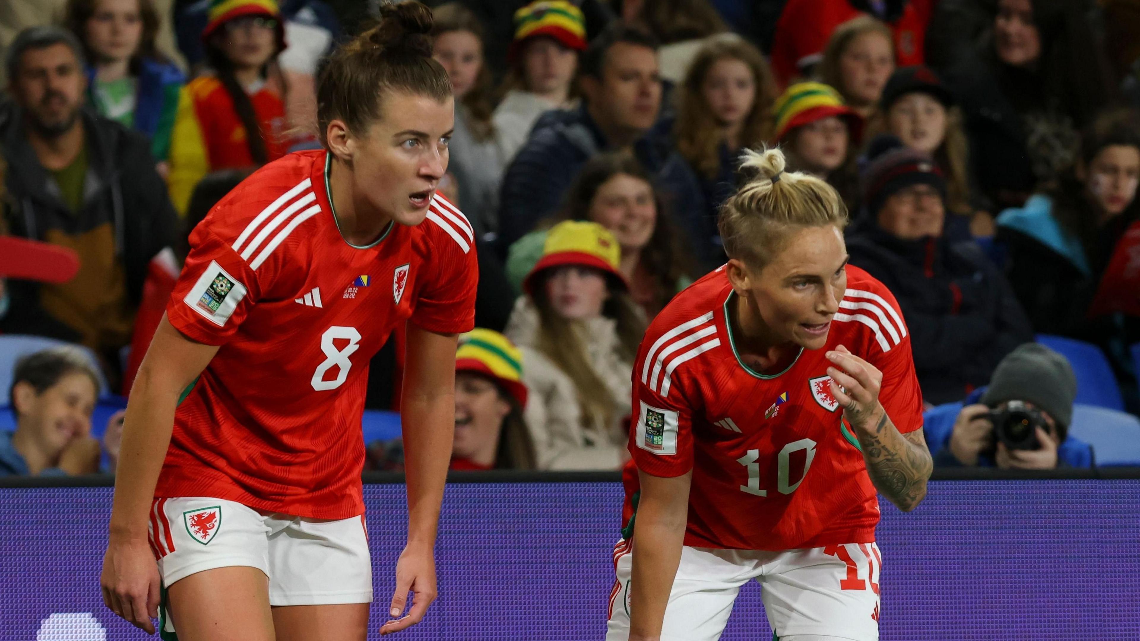 Angharad James a Jess Fishlock
