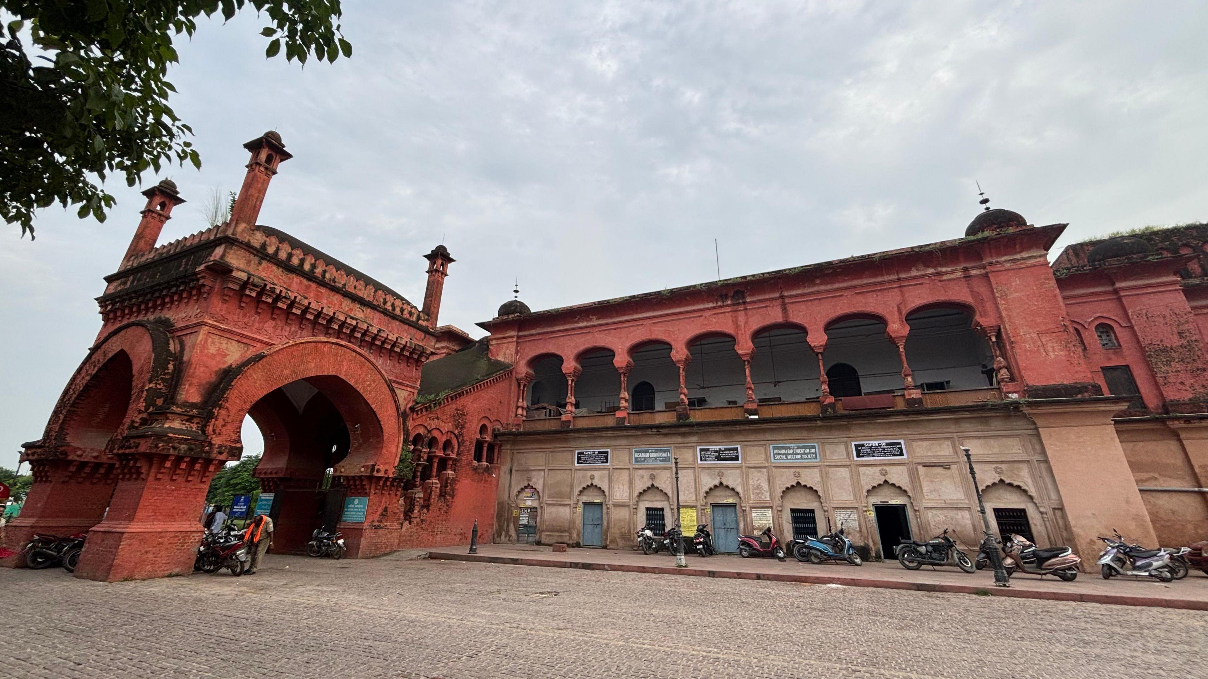Outside view of the Picture Gallery in Lucknow