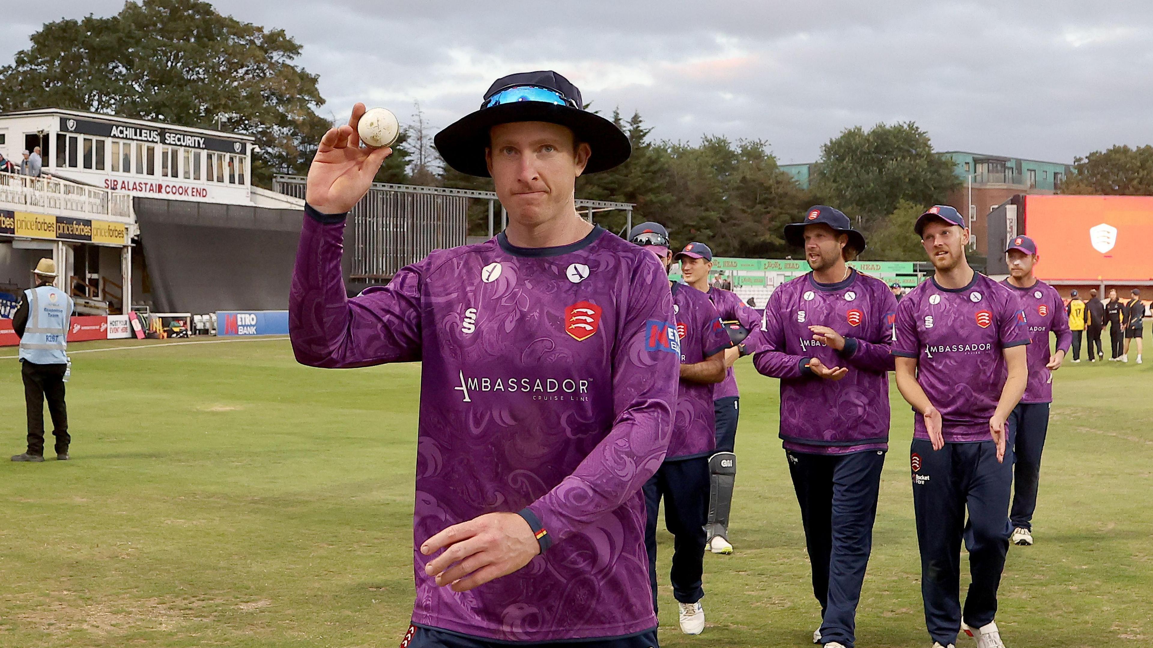 Simon Harmer salutes the crowd