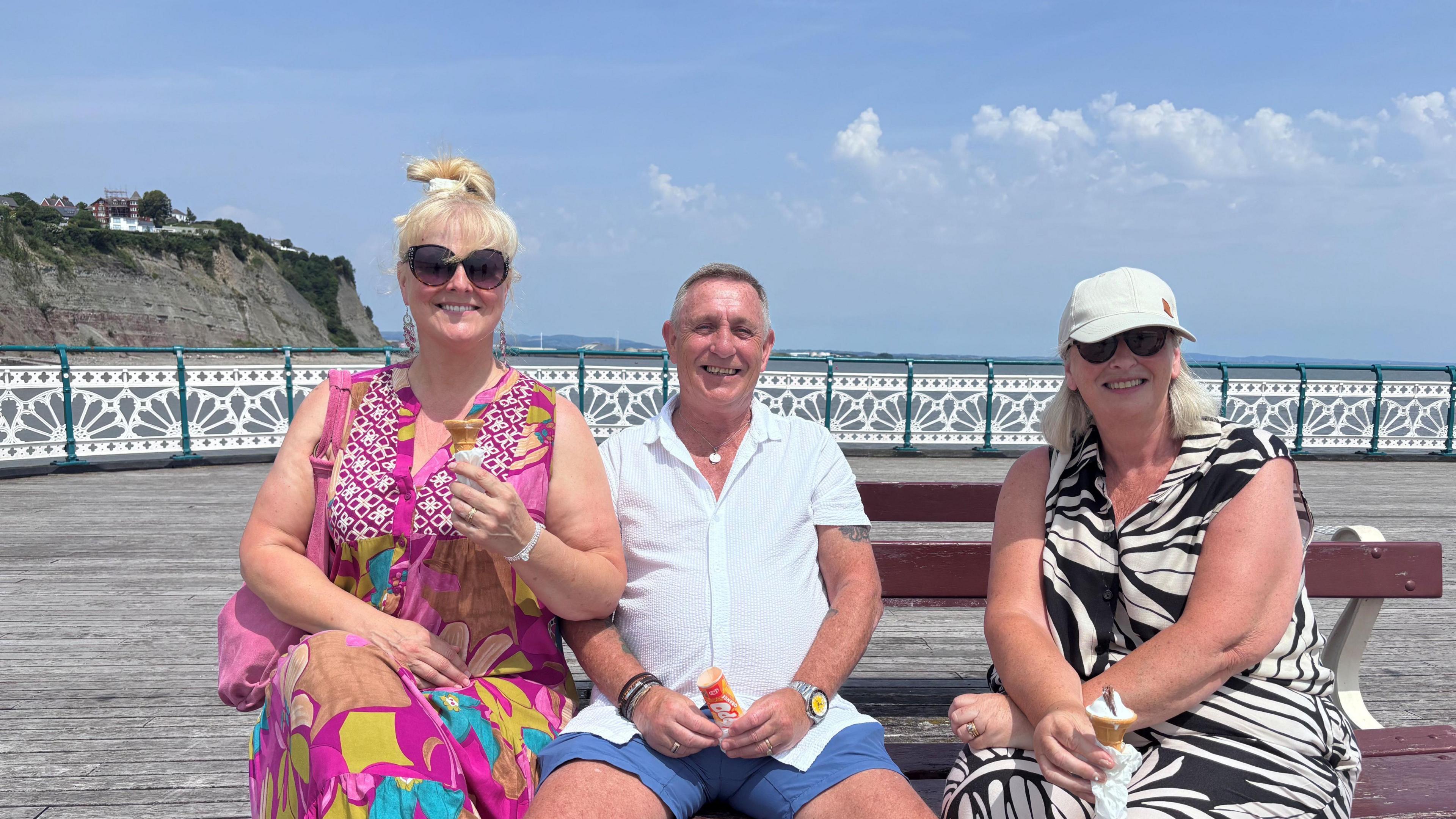 Sacha a Tyrone Williams, a Jane Devine ar bier Penarth 