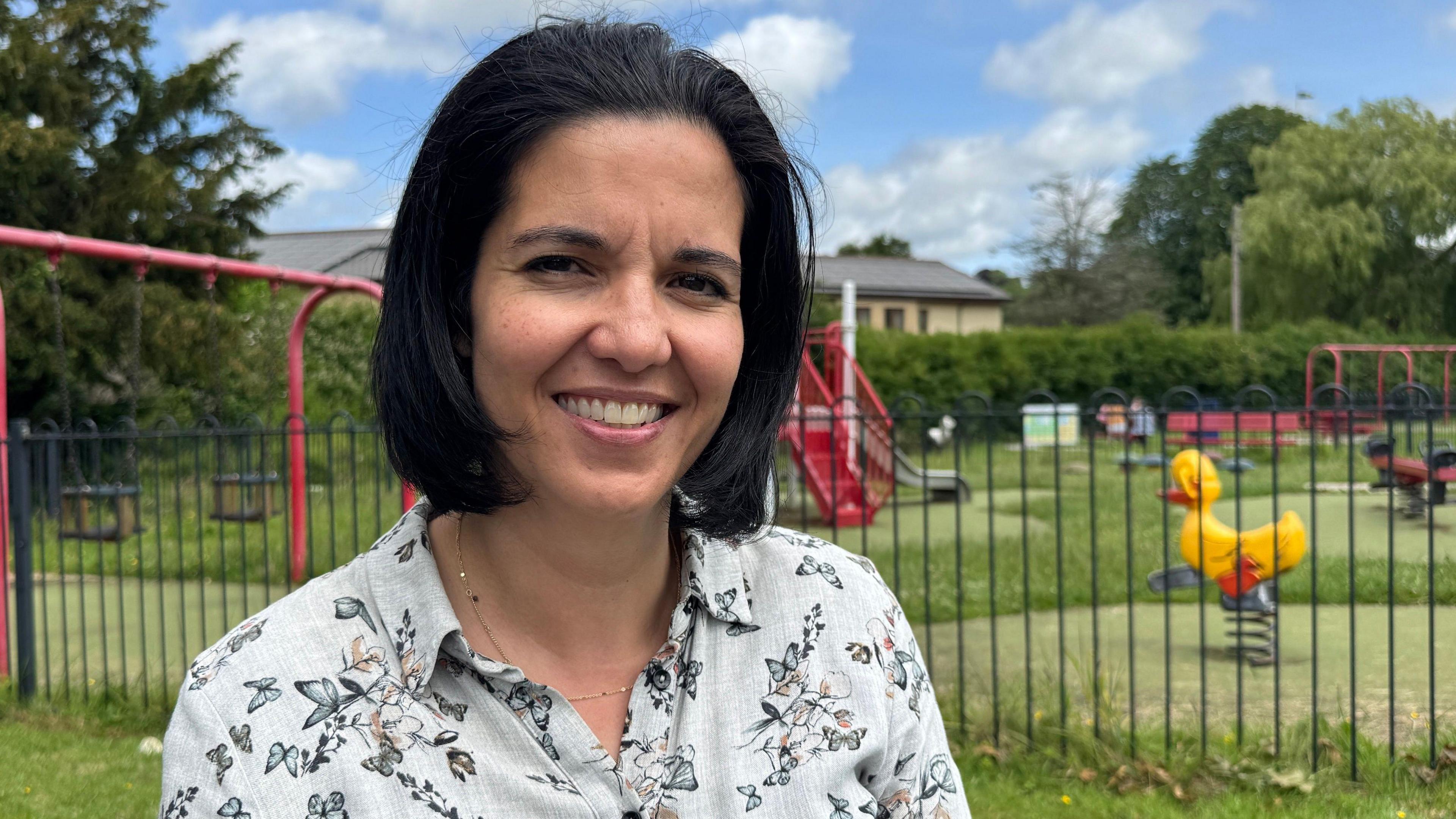 Naomi Jones sydd wedi sefydlu ymgyrch 'Gadewch i Ni Deithio'