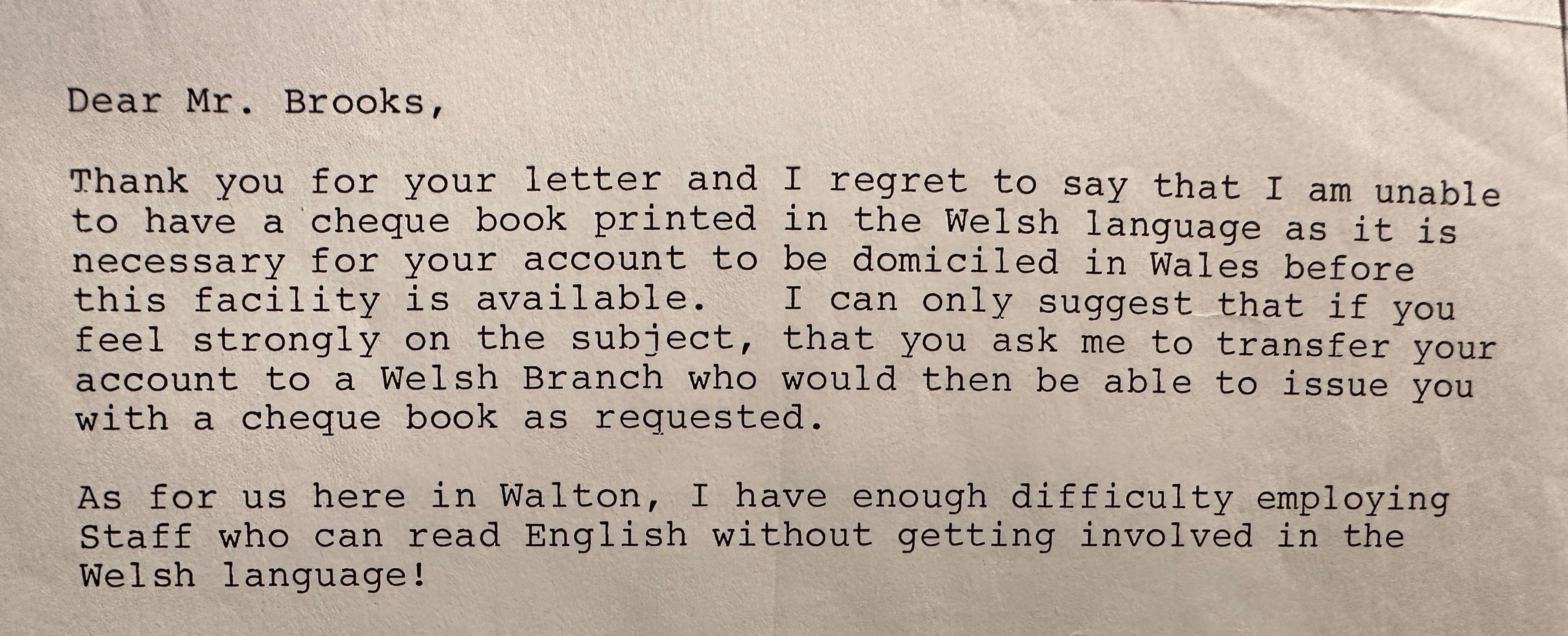 Yr ymateb gafodd Simon pan wnaeth gais am lyfr siec Cymraeg yn yr 1980au