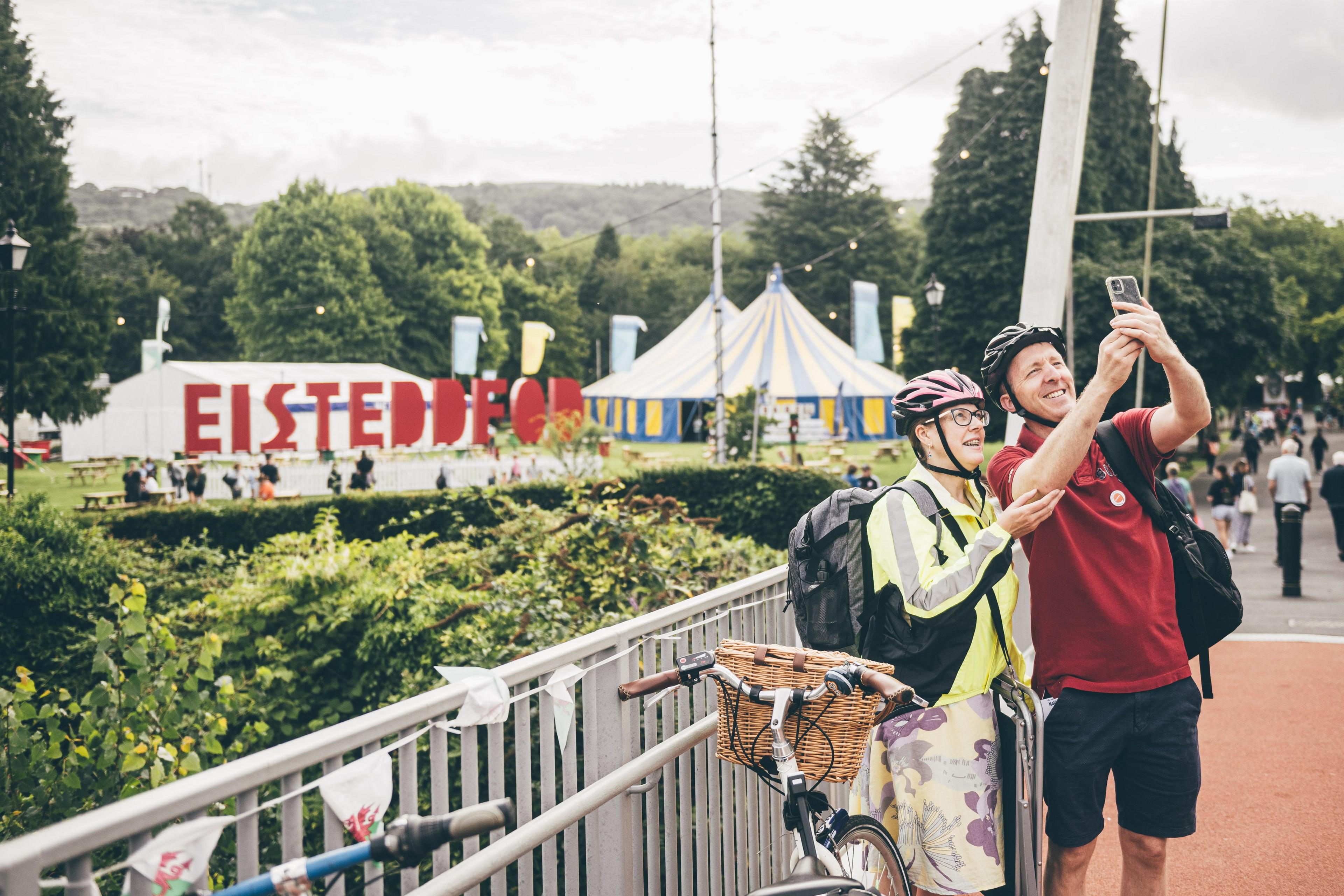 Ymwelwyr maes yr Eisteddfod