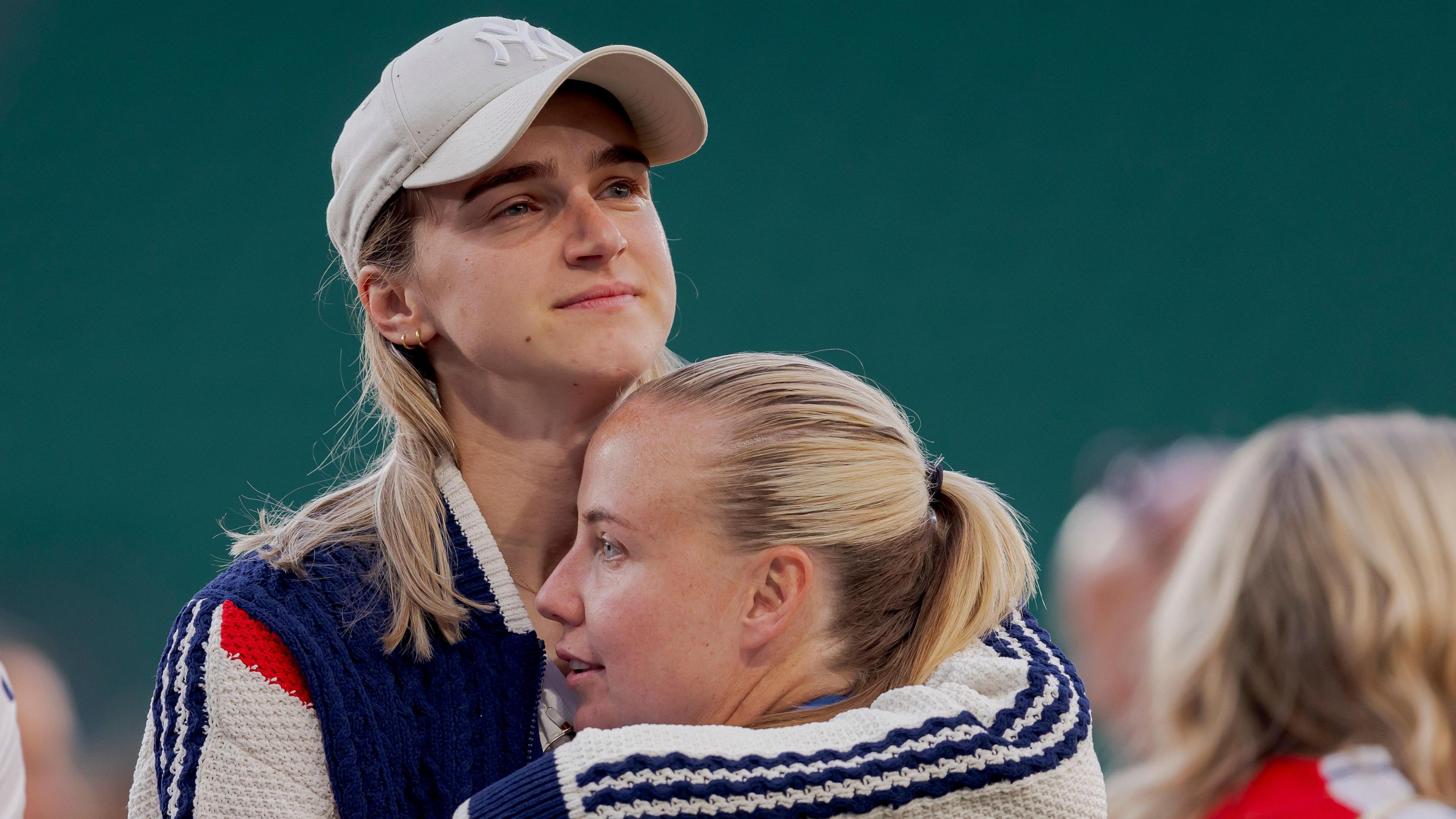 Vivianne Miedema and Beth Mead hugging