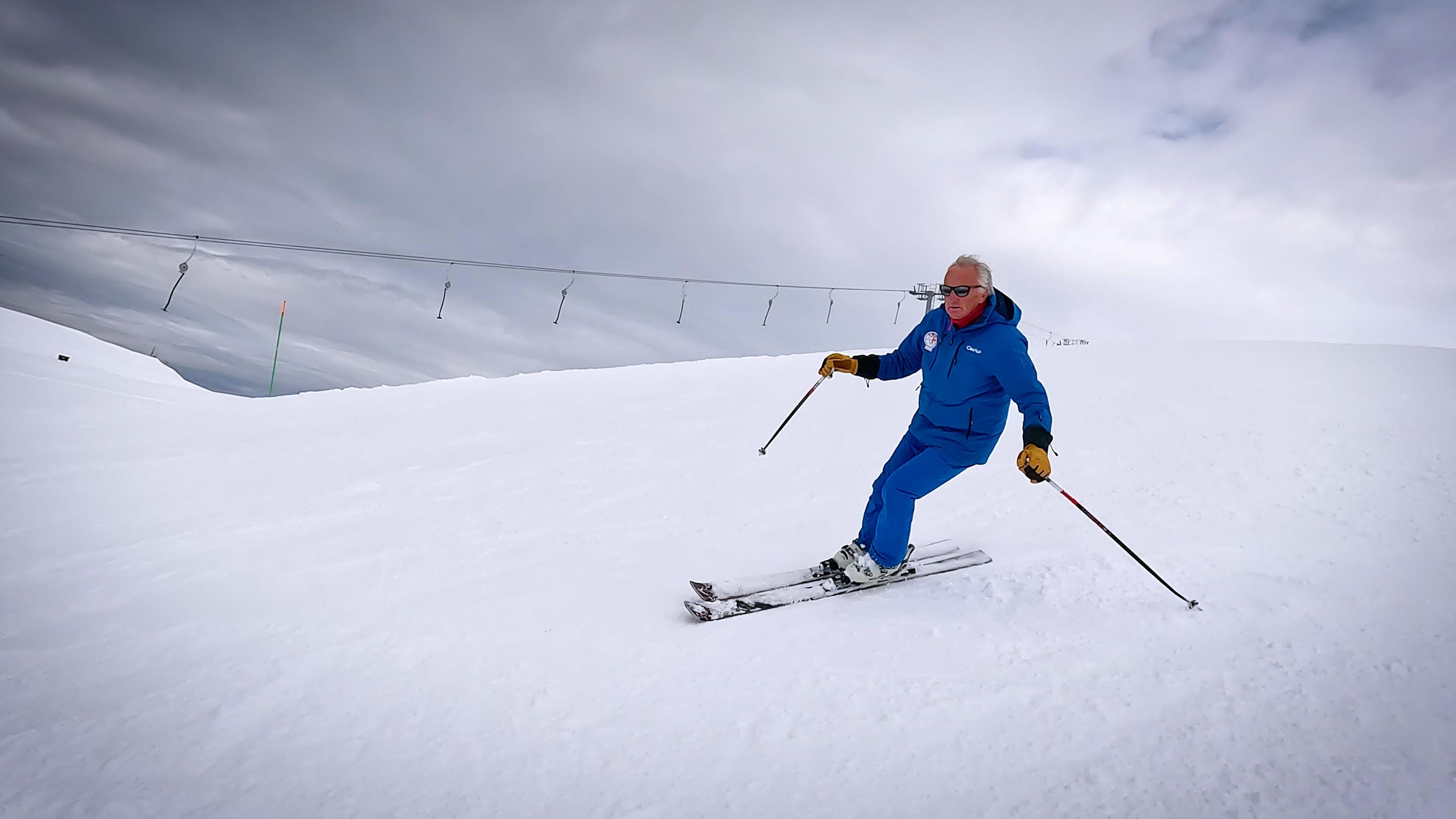 Alan yn sgïo ar lethr Les Jeux, Alpe d'Huez