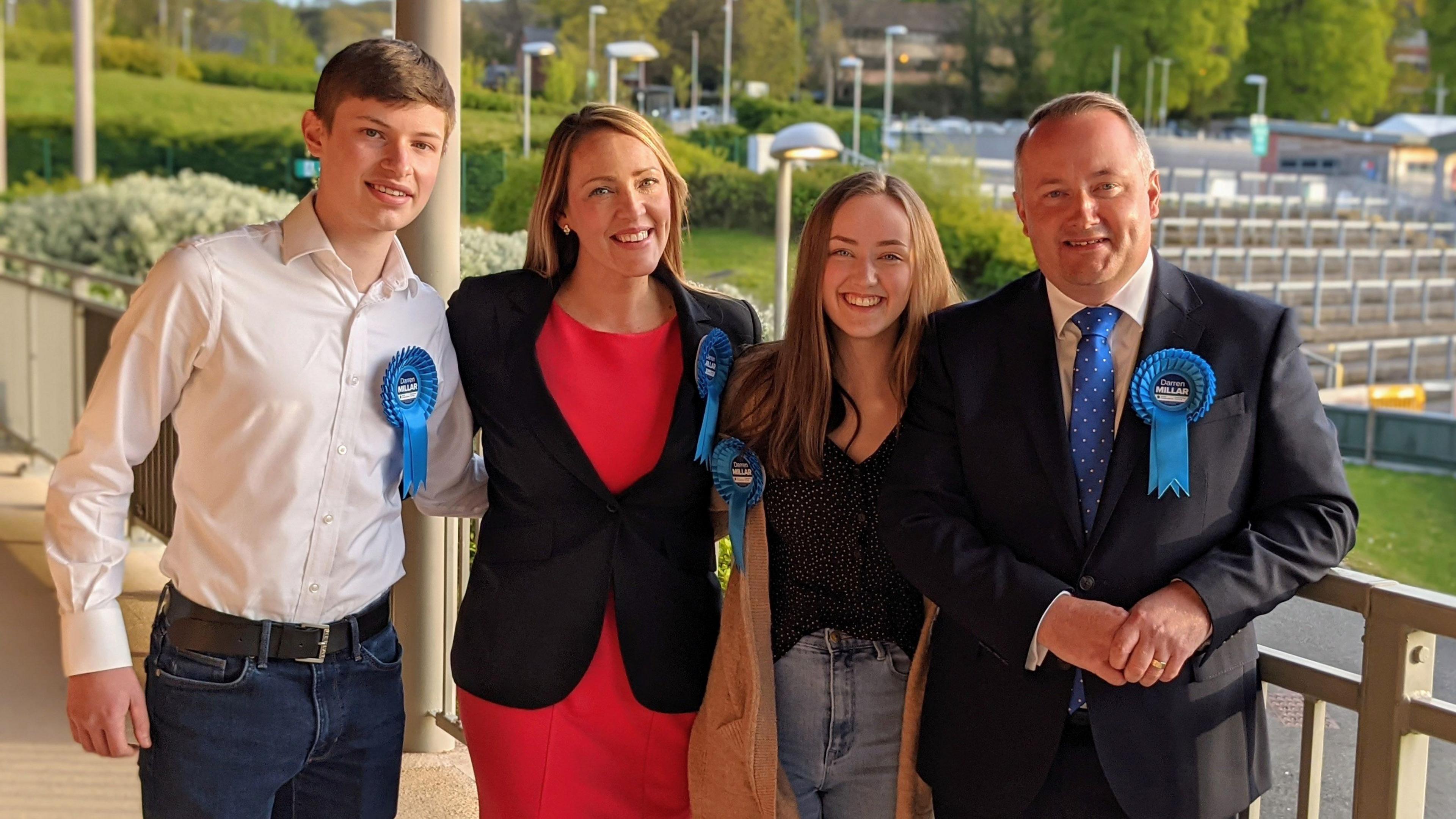 Llun teulu Darren Millar