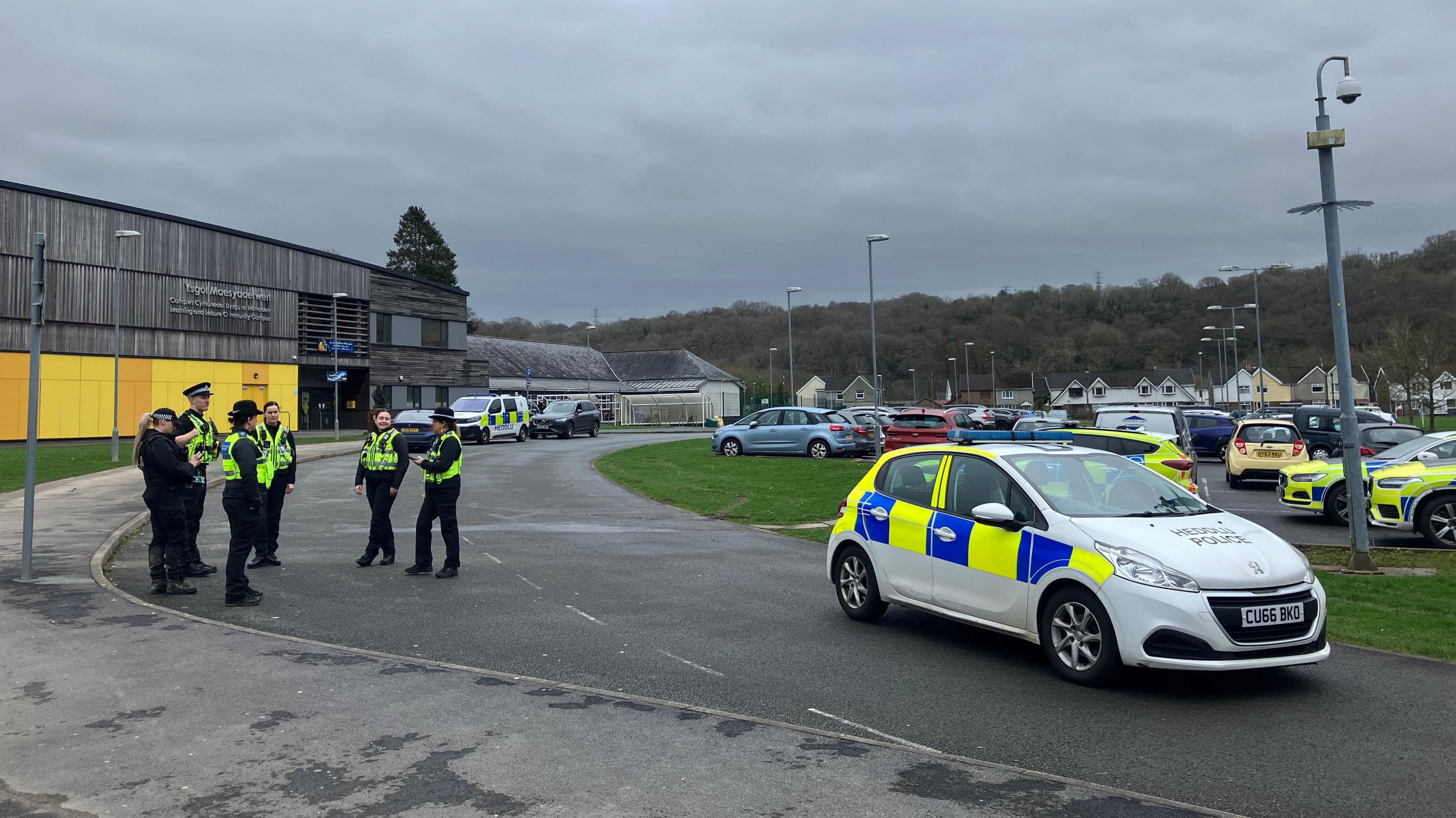 Heddlu ar y safle