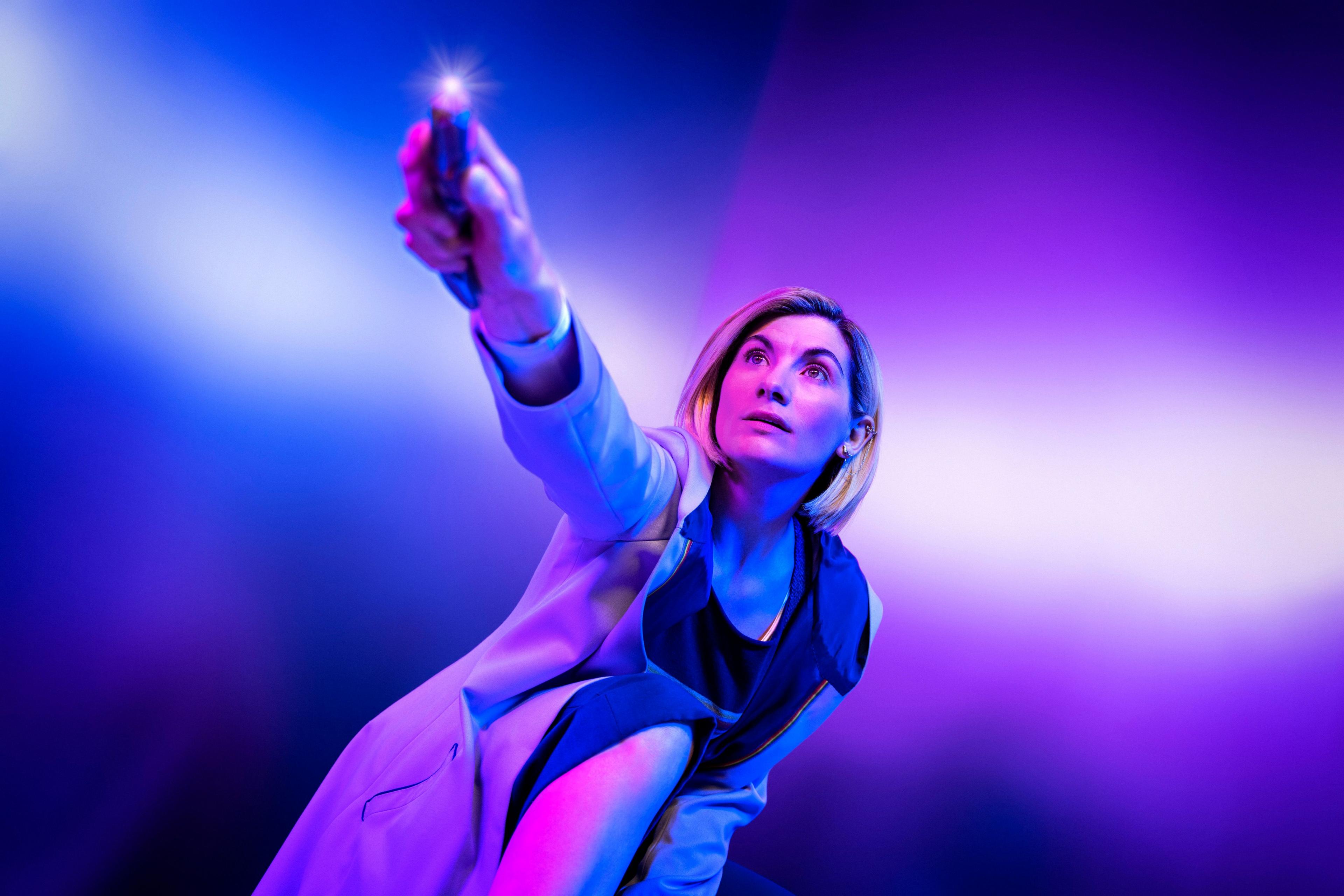 Jodie Whittaker (The Thirteenth Doctor) pointing her sonic screwdriver skyward in Eve of the Daleks (2022)