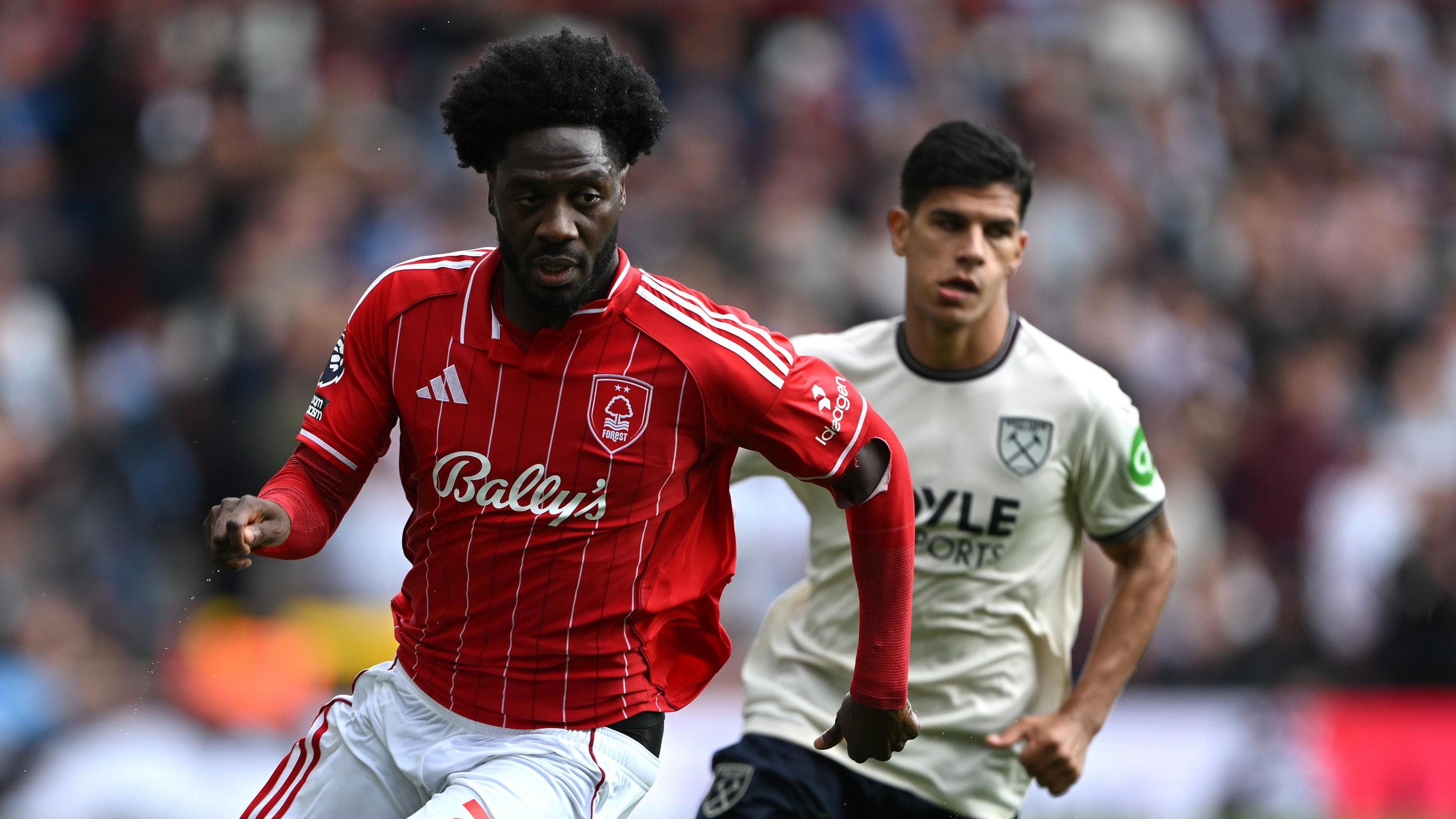 Ola Aina playing for Nottingham Forest 