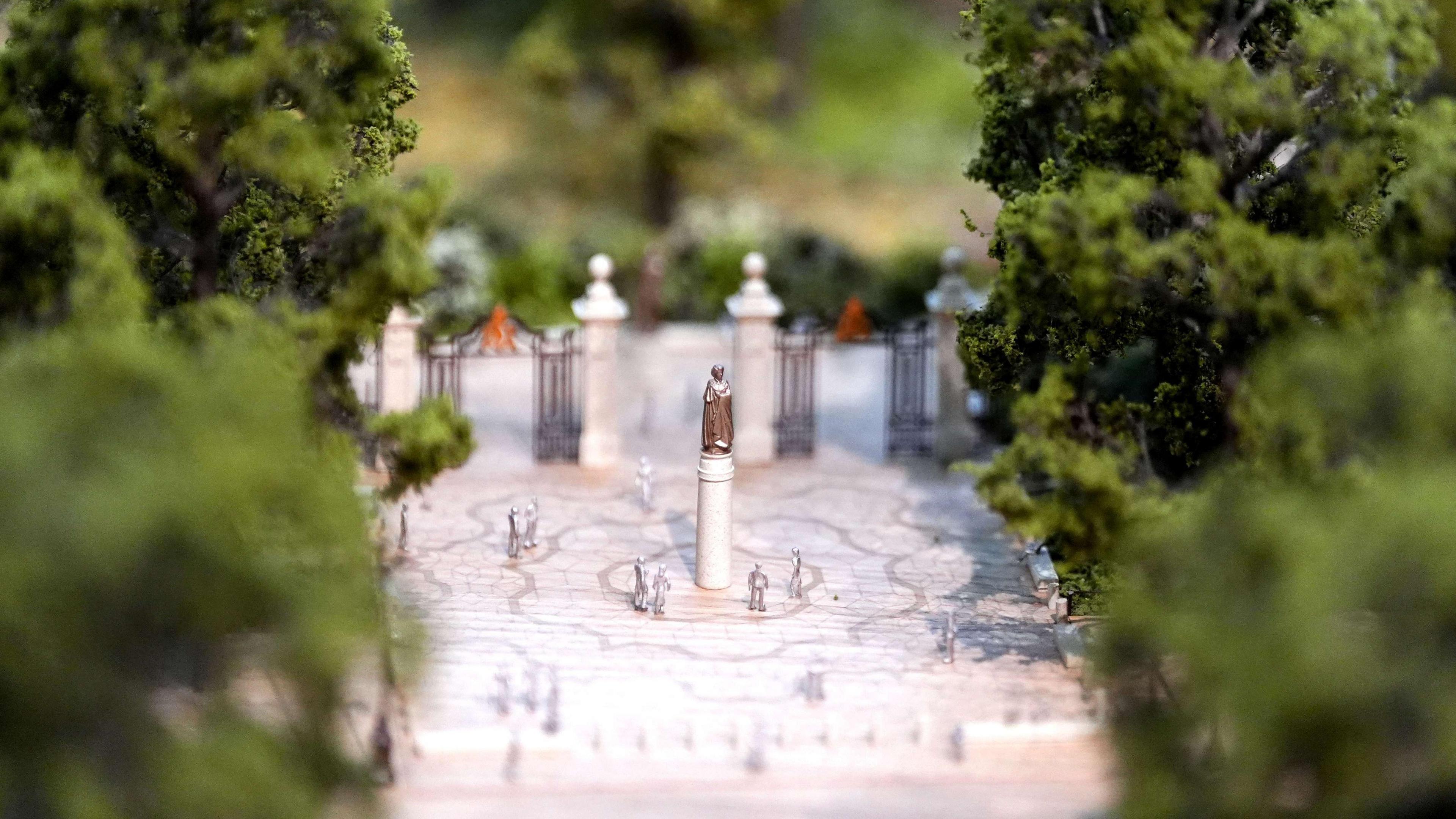 Një version miniaturë i memorialit i planifikuar për Parkun St James, që tregon një pjesë të një modeli të parkut, duke përfshirë pemë, shkurre dhe hapësirën e caktuar për memorialin.