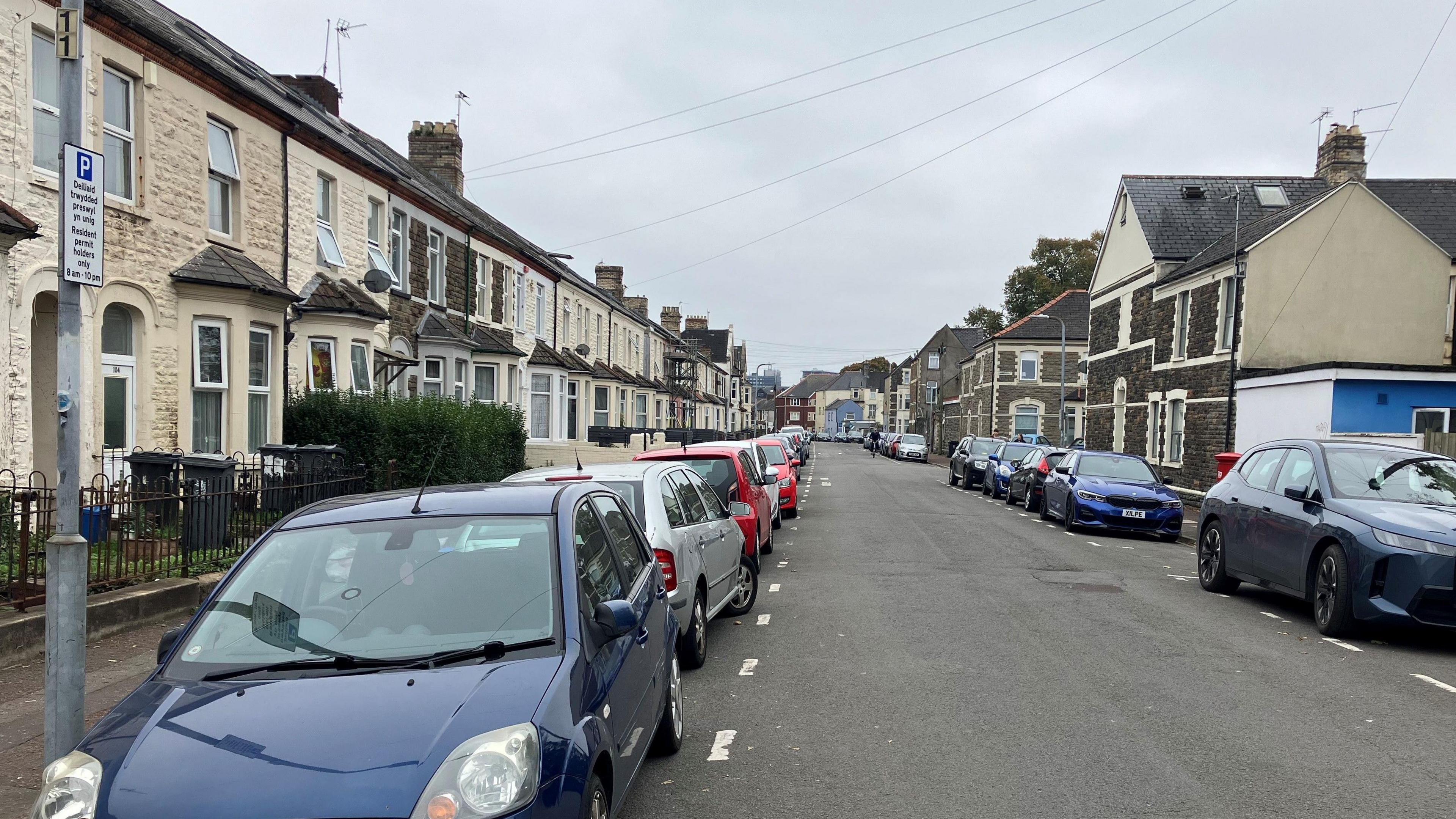 Ceir wedi eu parcio yn ardal Cathays