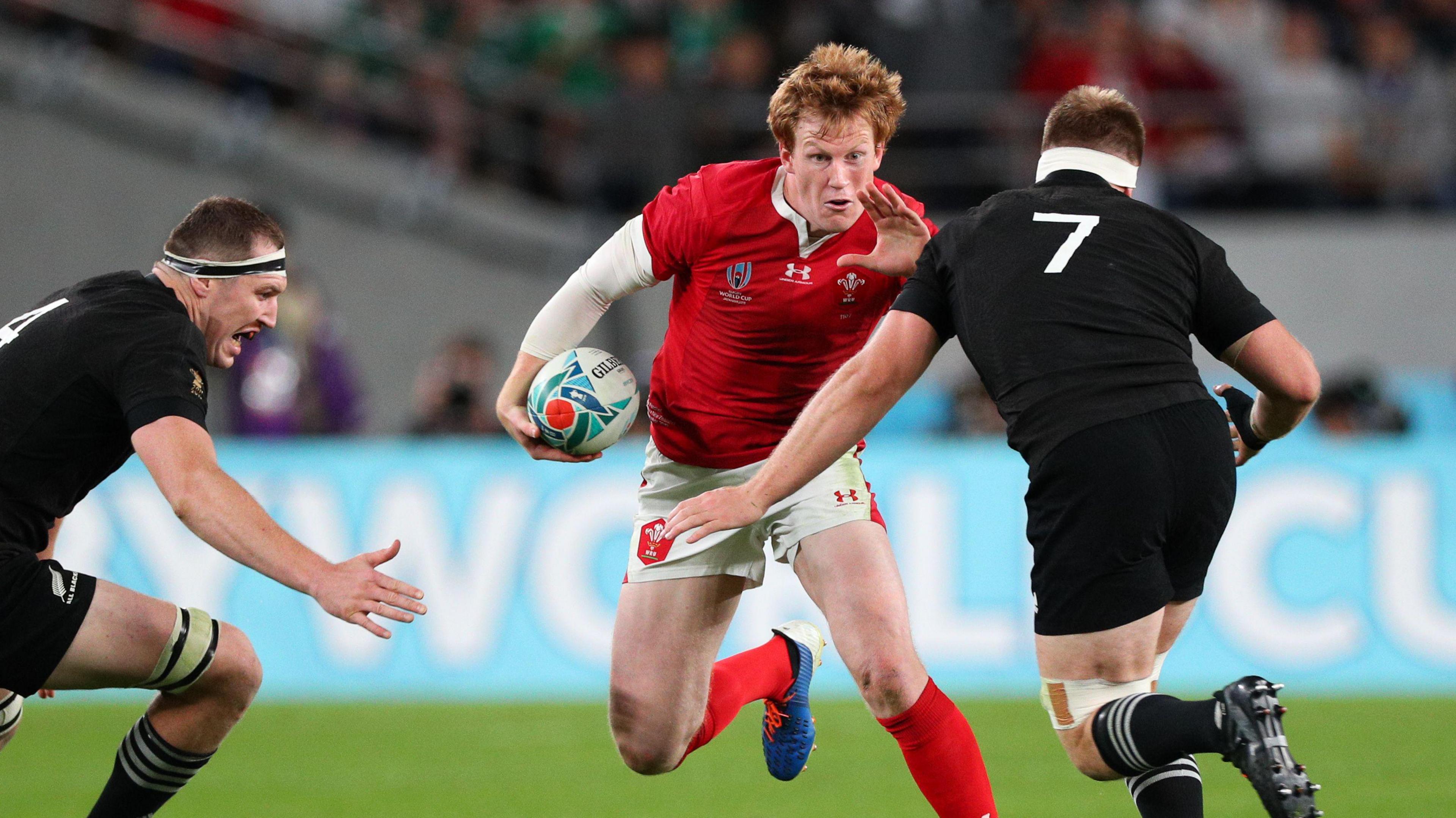 Rhys Patchell yn chwarae dros Gymru