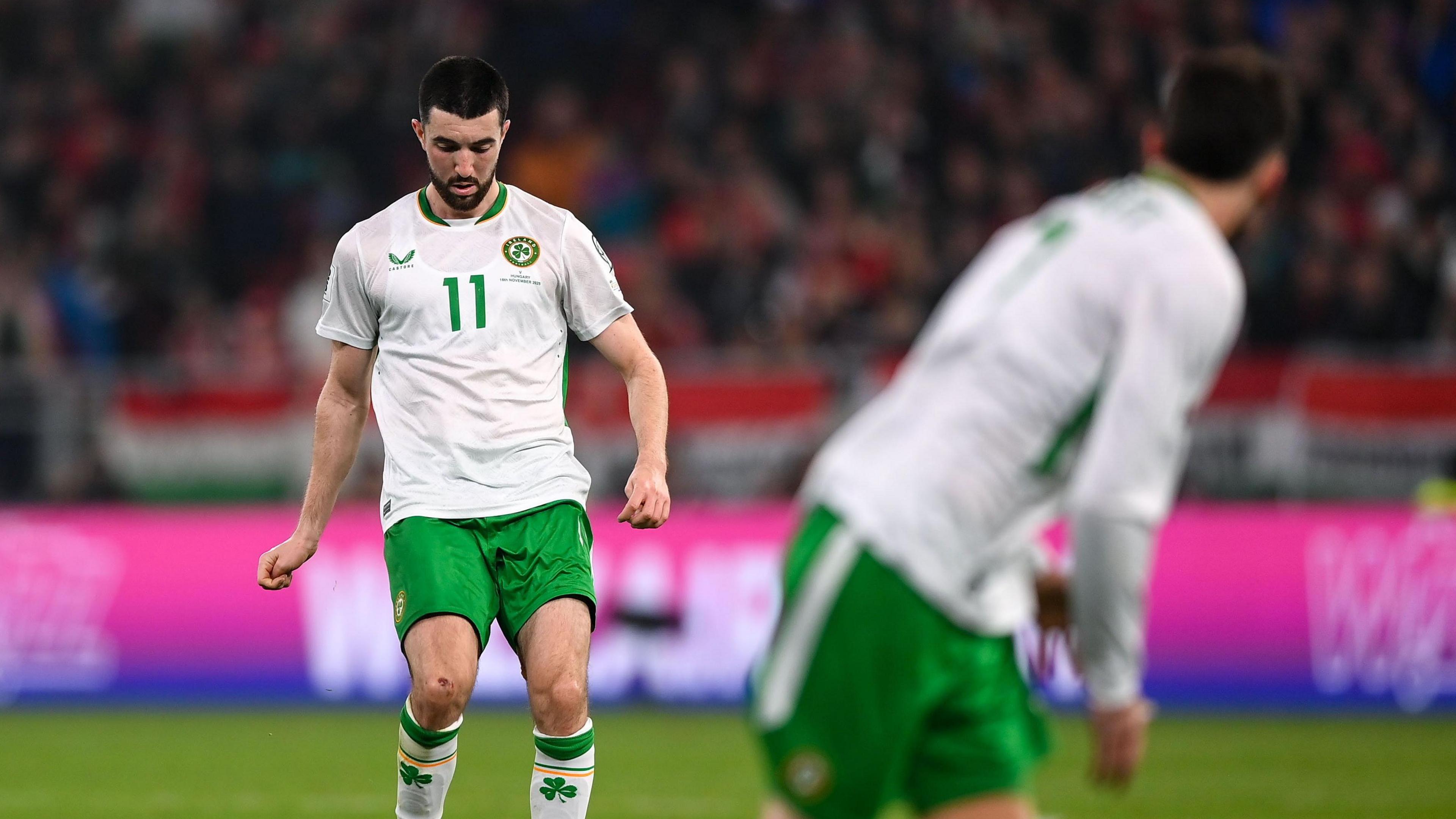 Finn Azaz passes to Troy Parrott against Hungary