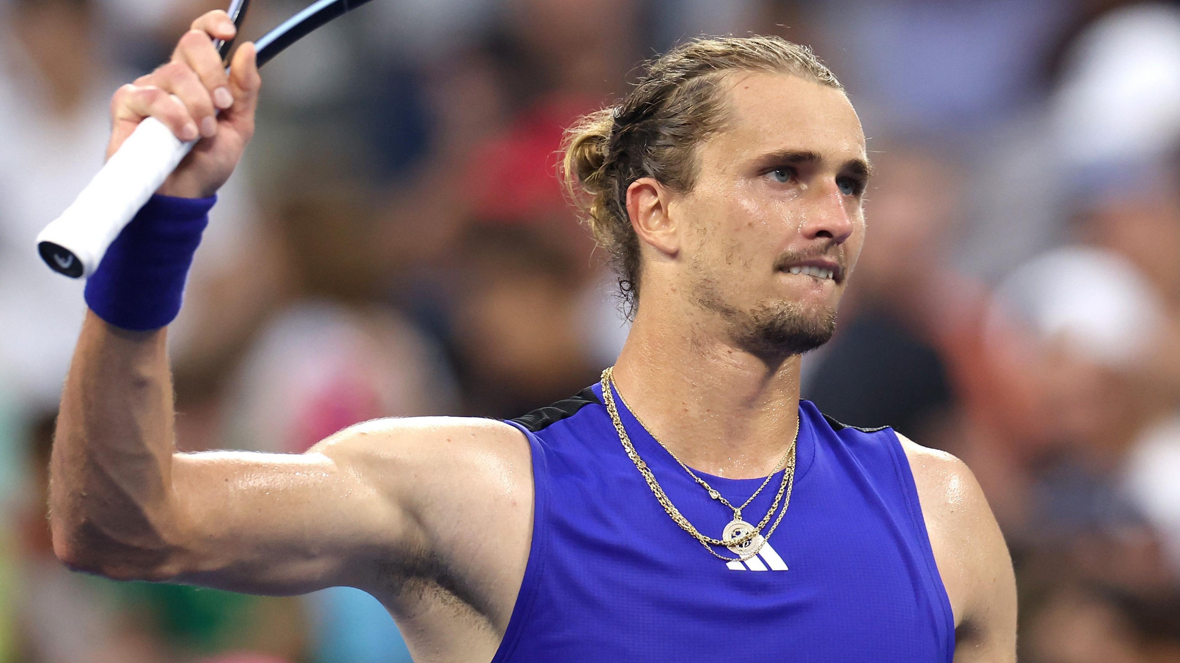 Alexander Zverev waves to the crowd