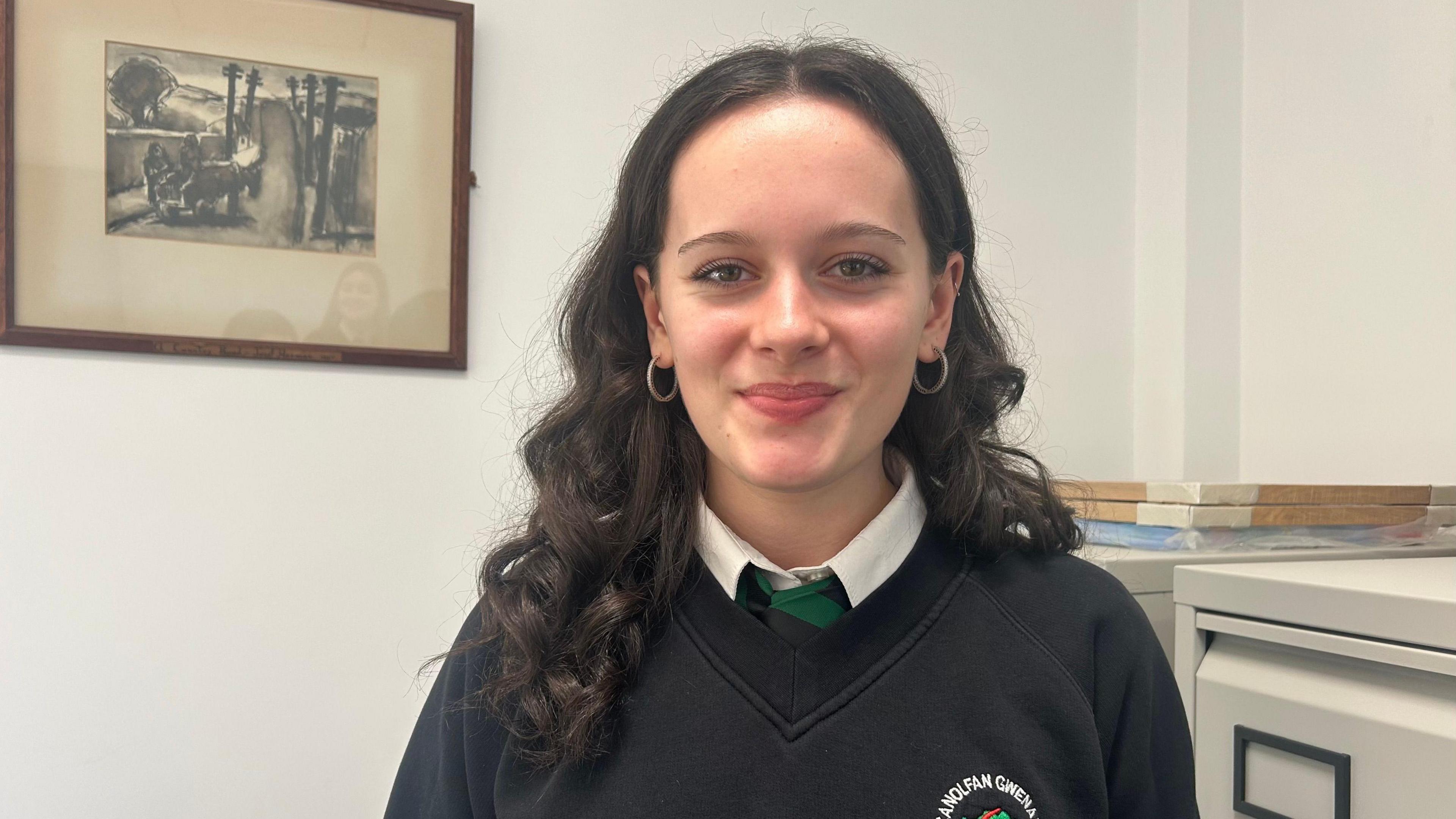 Sadie, 17, gwallt hir brown a siwmper ddu