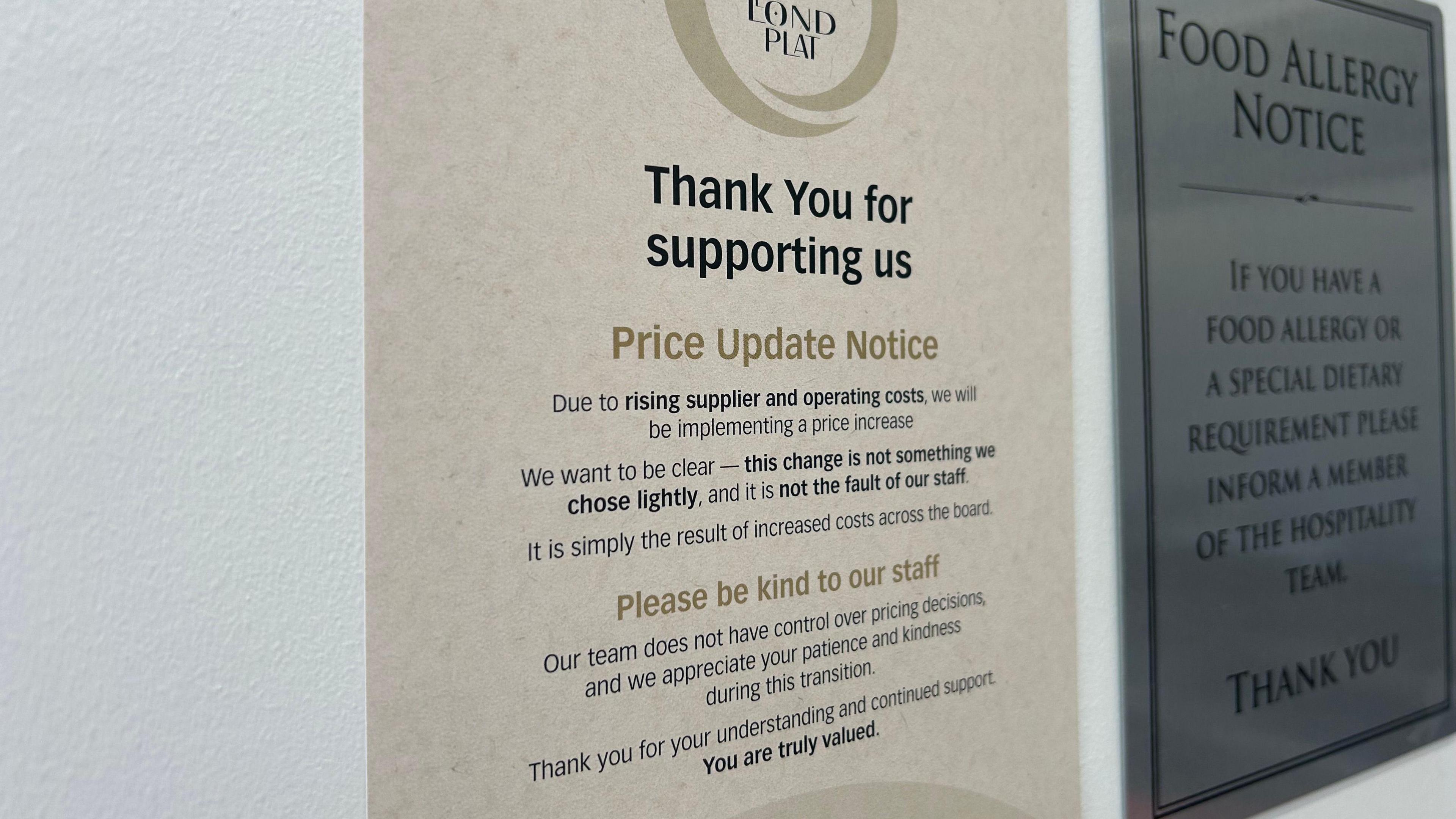 Poster ar y wal yn siop sglodion Llond Plat 