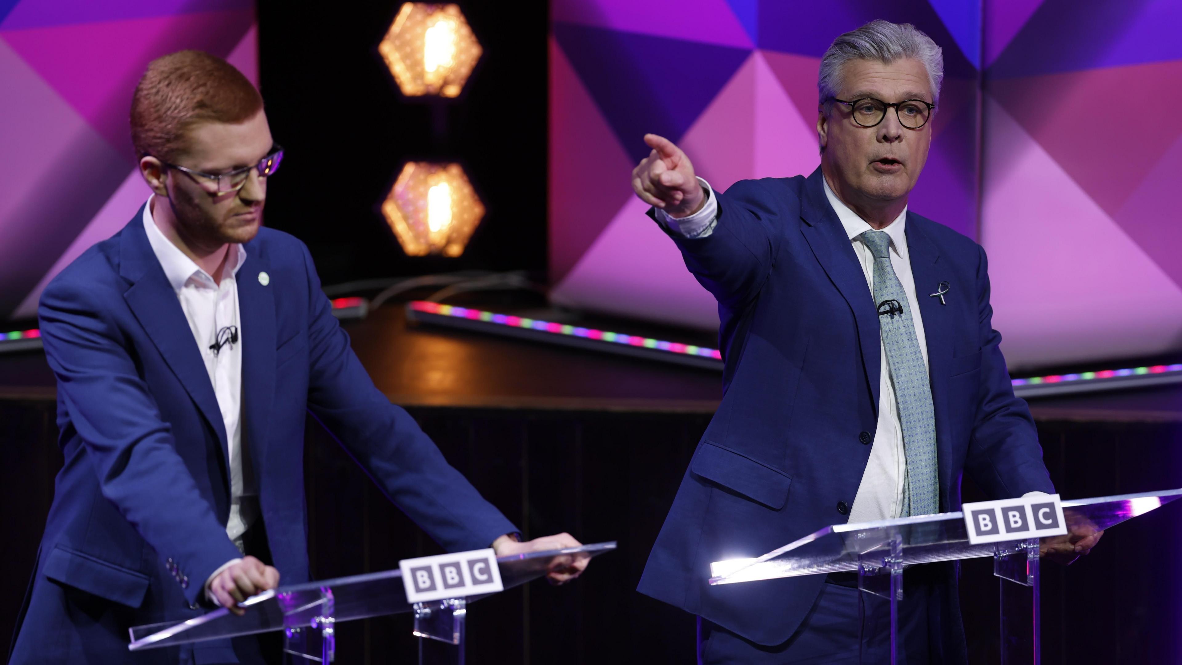 Ross Greer, në të majtë, dhe Malcolm Offord gjatë debatit.