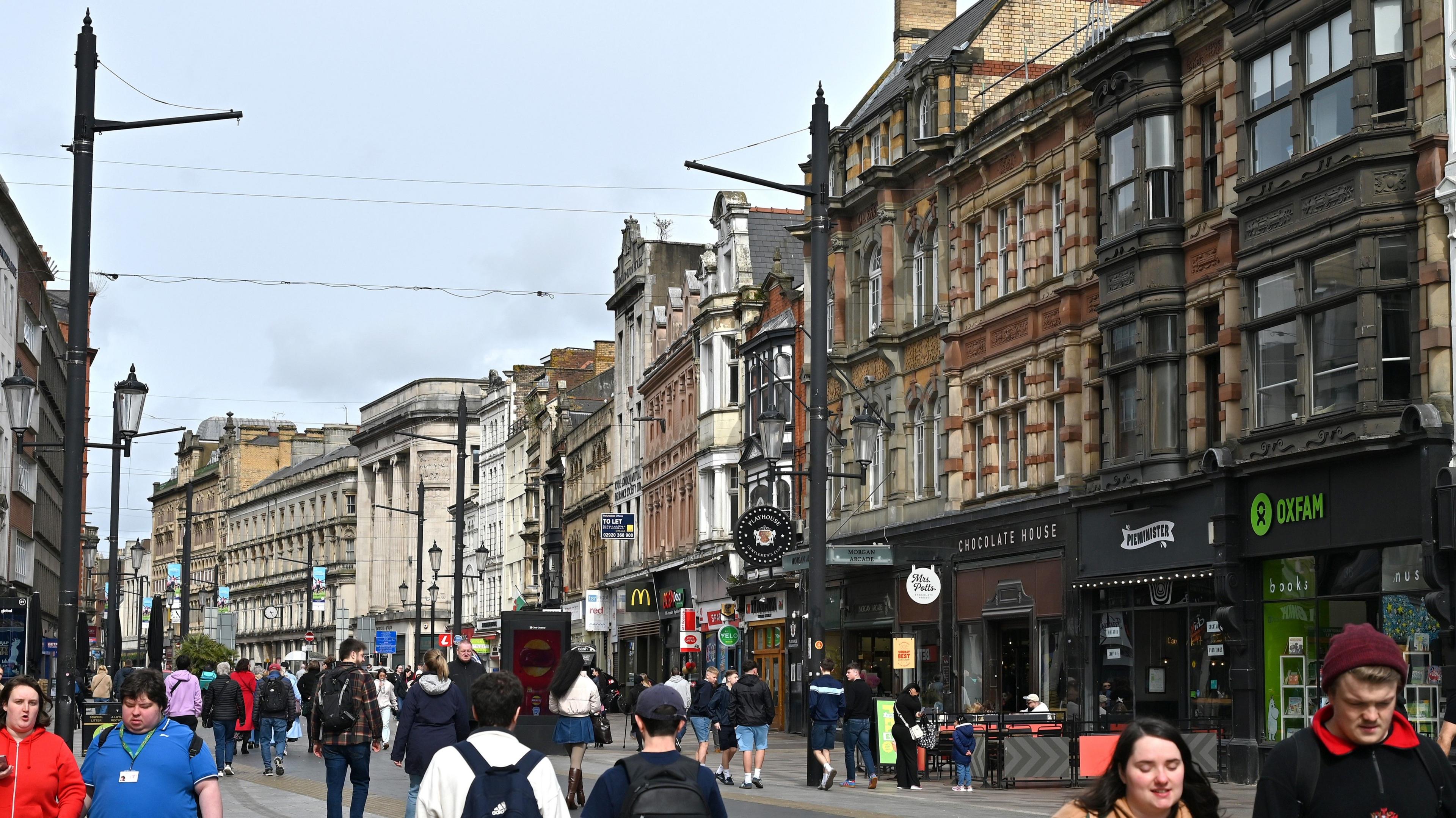 Stryd brysur yng Nghaerdydd