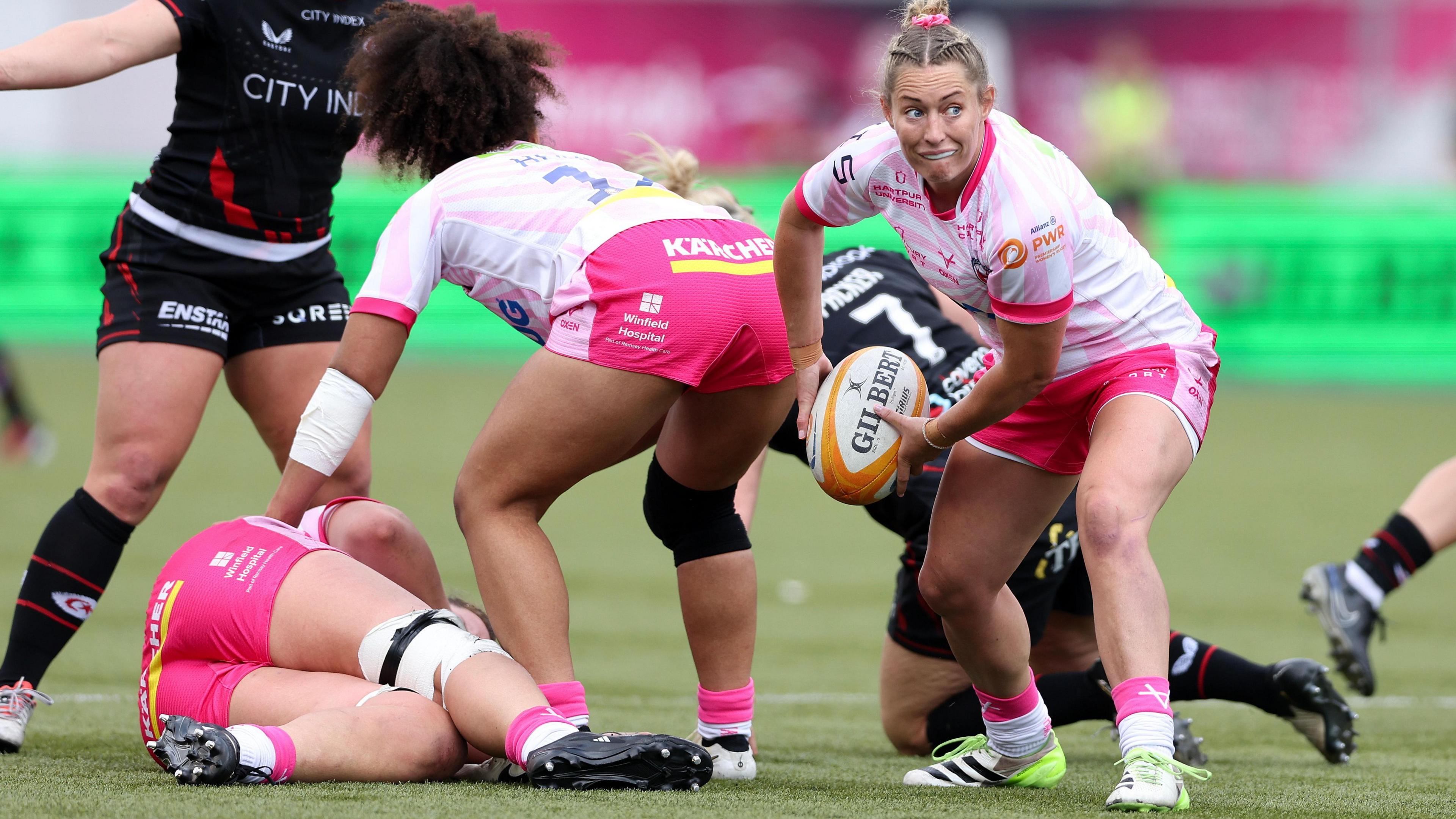 Natasha Hunt about to throw the ball out of a ruck