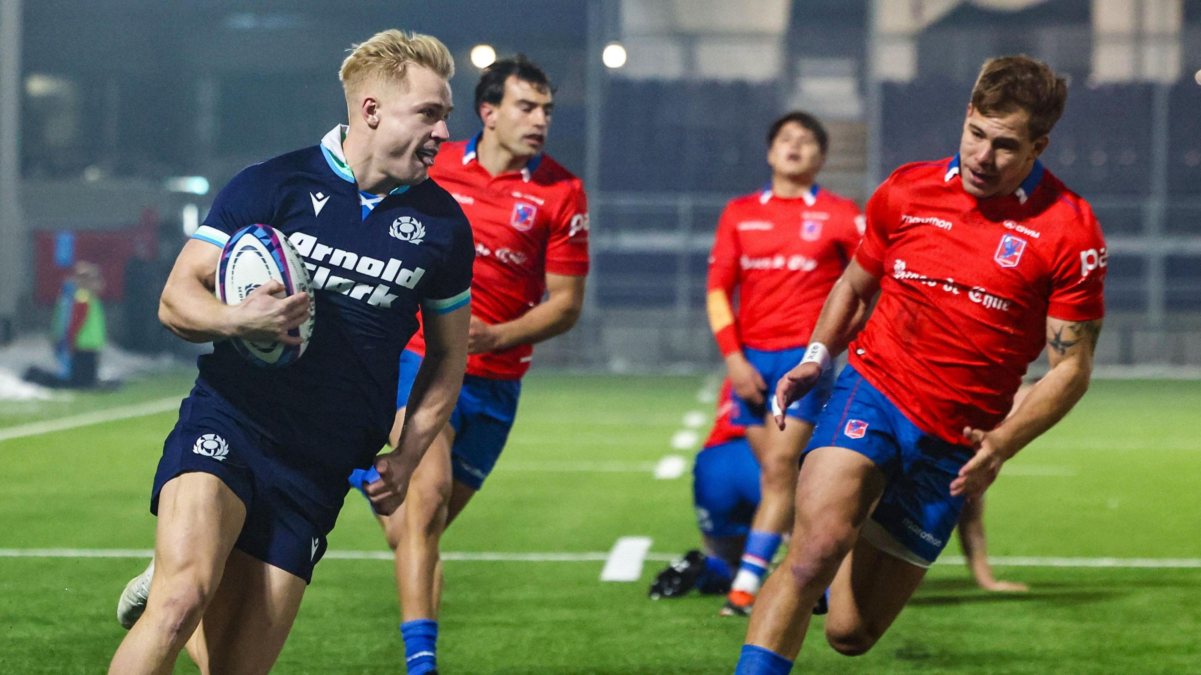 Arron Reed scores a try