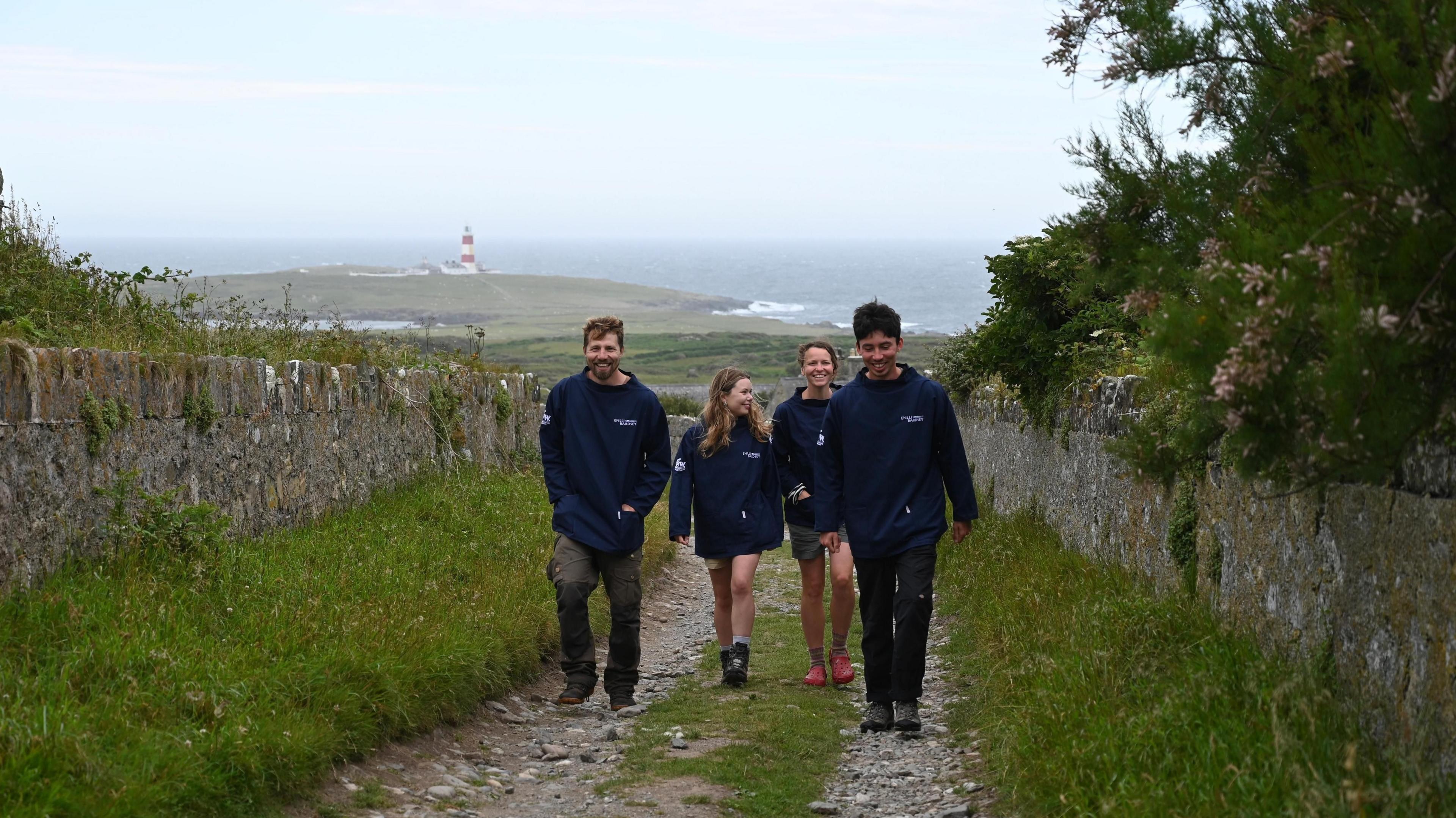 Y Wardeiniaid yn 2024 (Emyr, Lois, Mari ac Aron)