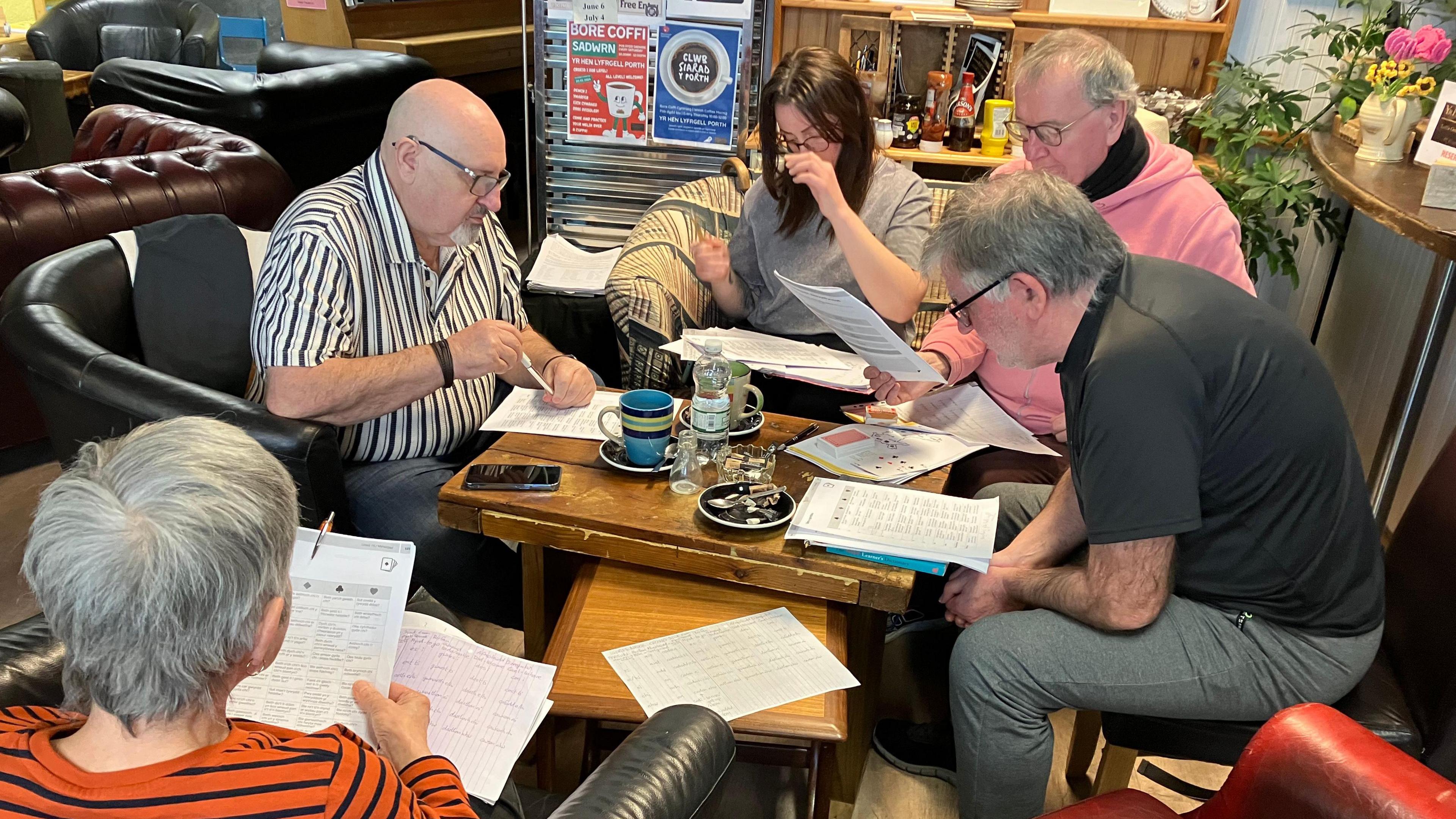 Rhai o'r bobl sy'n dysgu Cymraeg yn Hen Lyfrgell y Porth