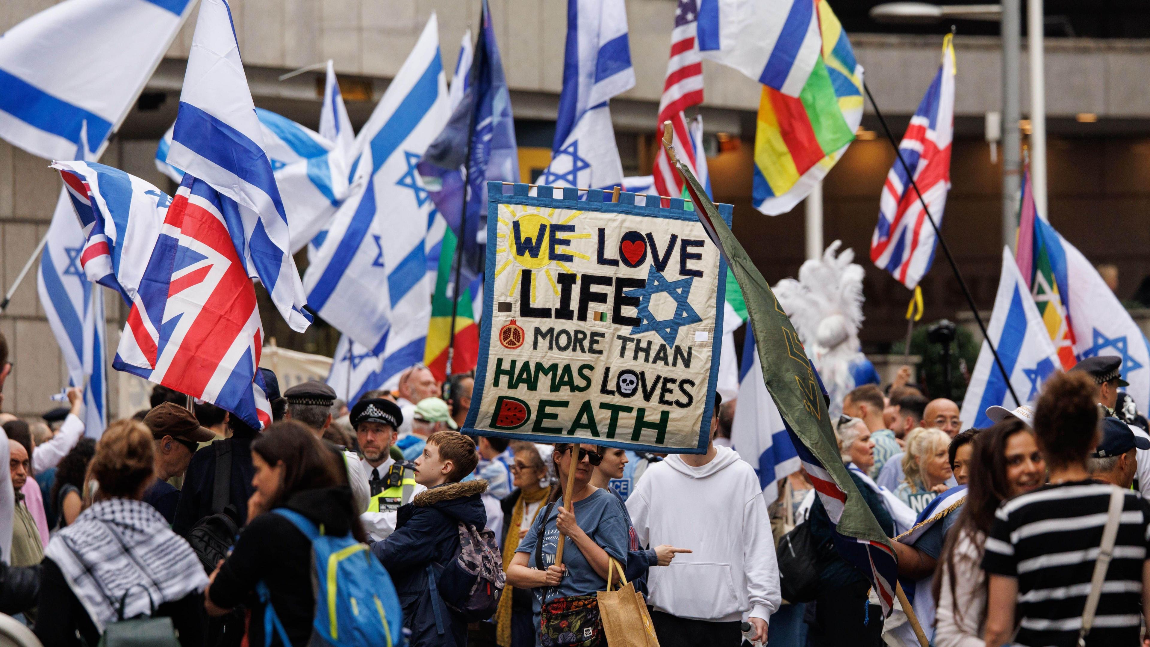 A pro-Israeli counter-protest takes place in London on 7 September 2024